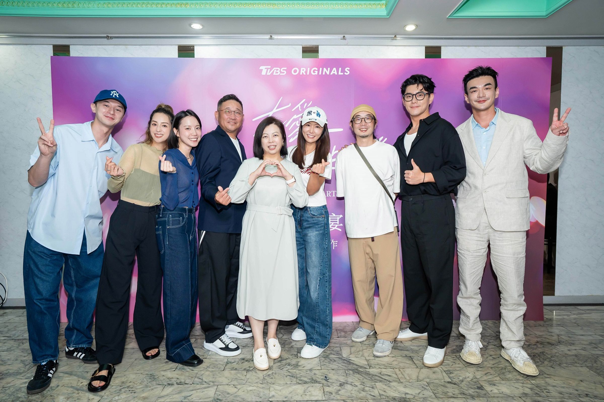 張軒睿（左起）、莫允雯、程予希、TVBS副總經理 郝孝祖、TVBS總經理 劉文硯、製作人林心如、導演許富翔、李程彬、TVBS製作人 戴天易 出席殺青酒。（TVBS提供）