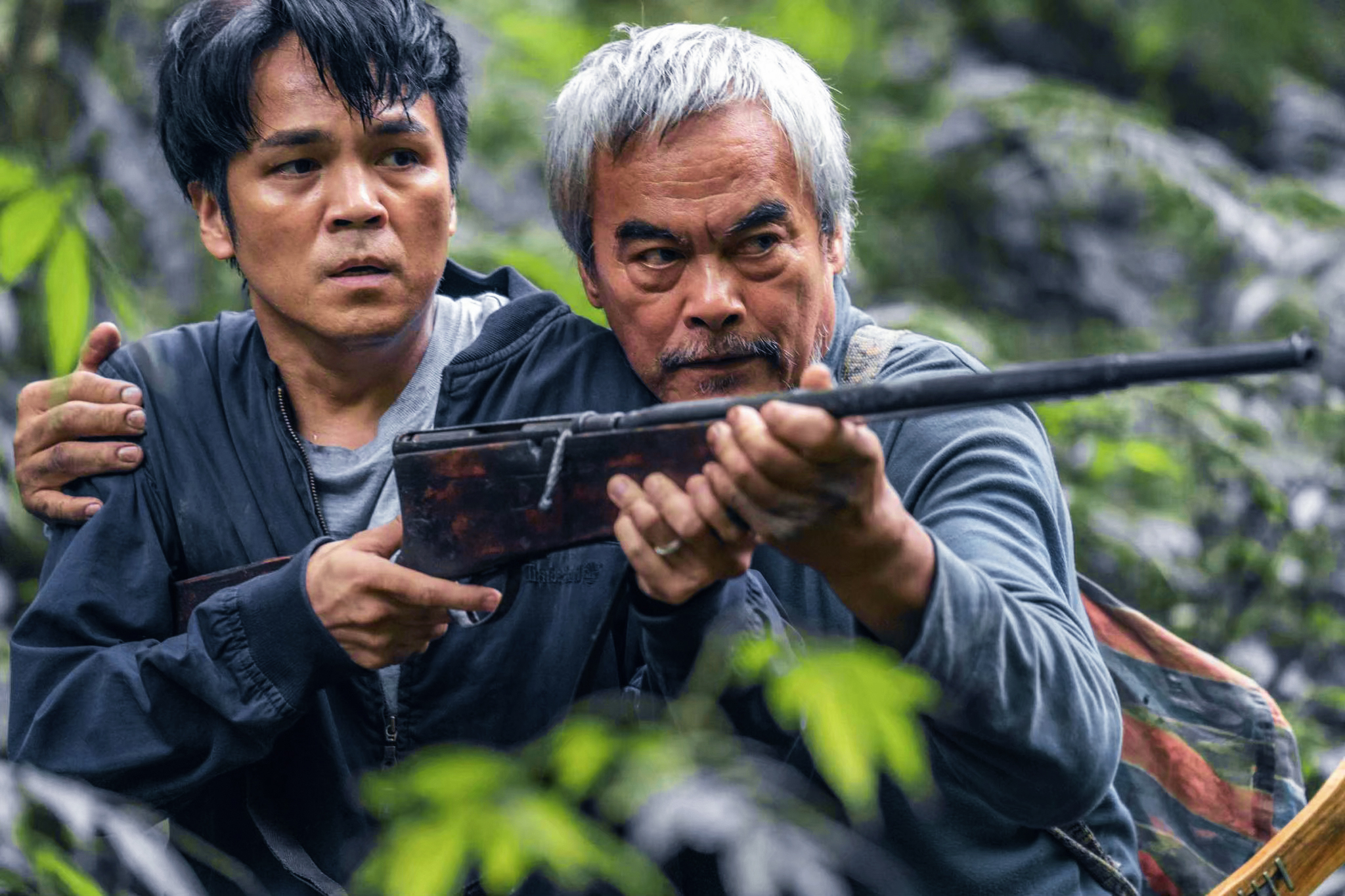 林慶台（右）與徐詣帆（左）飾演父子，呈現原住民家庭生活。（牽猴子提供）