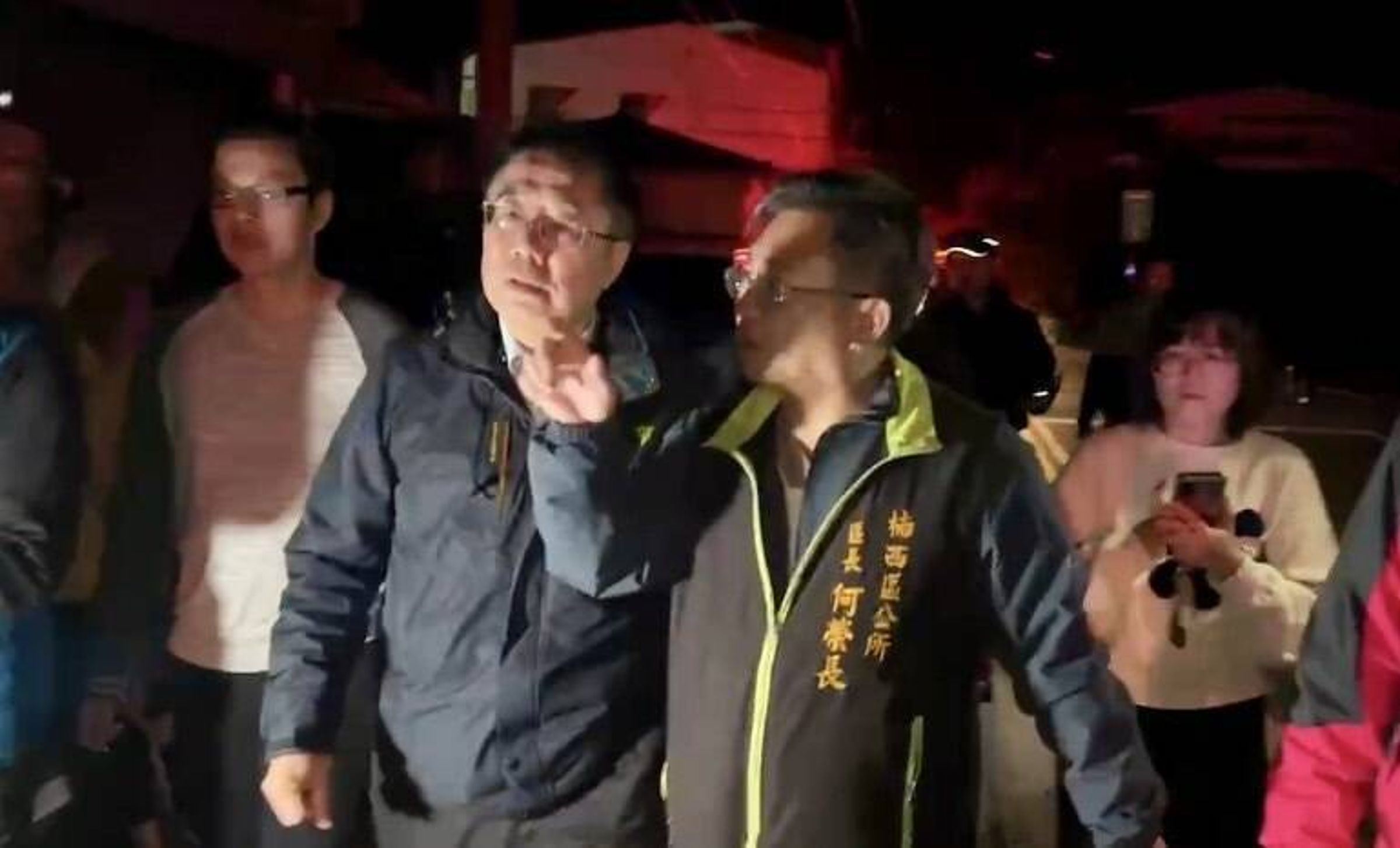 市長黃偉哲漏夜趕赴震災現場,指示區公所全力協助災民。(台南市政府提供)