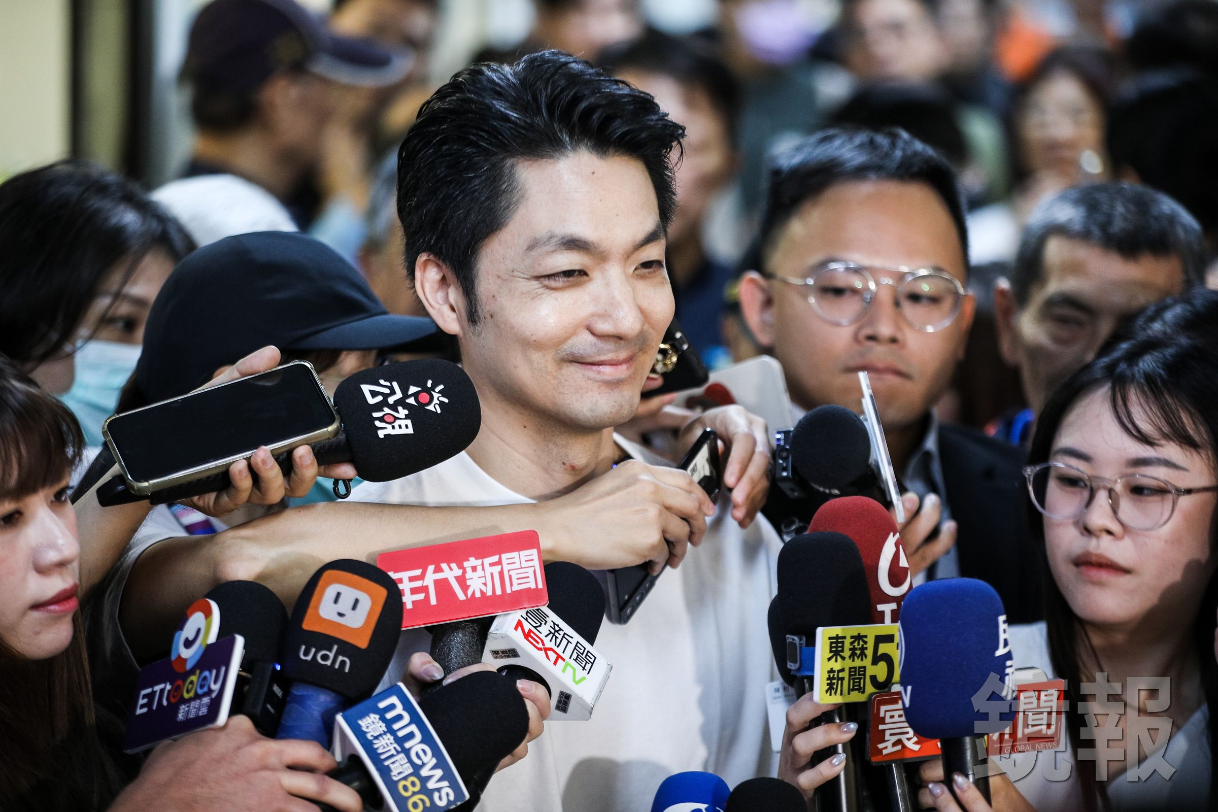 矢板明夫今po文,邀請蔣萬安接受專訪,他還強調,「沈伯洋已經『出城打怪』了,蔣萬安卻還在新手村裡練習基本操作。」(鏡報鄒保祥攝)