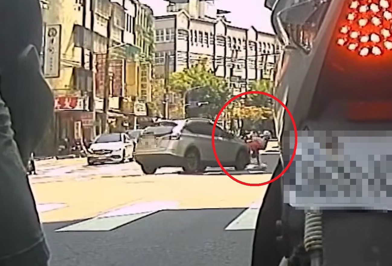 一輛休旅車在新店左轉安和路，見阿嬤過馬路卻未減速，猛烈撞上將阿嬤重摔在地，畫面在網路流傳，引發網友痛批。（翻攝「WoWtchout-地圖型行車影像分享平台」YT頻道）