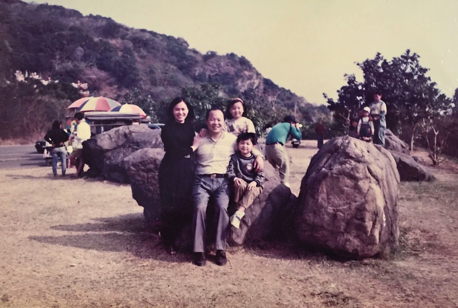 父親喜歡旅行，卻幾乎不休假，此為丁汀芳幼時難得全家出遊合照。（丁汀芳提供）