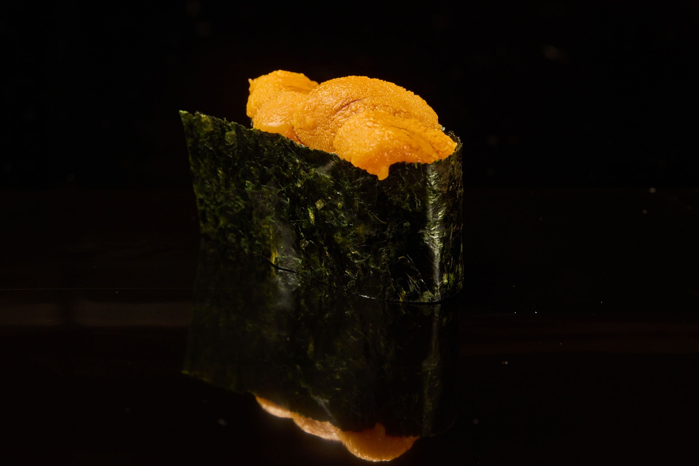 來自北海道的馬糞海膽，做成軍艦捲，亮點是外層酥脆的海苔。（鮨嘉仁提供）