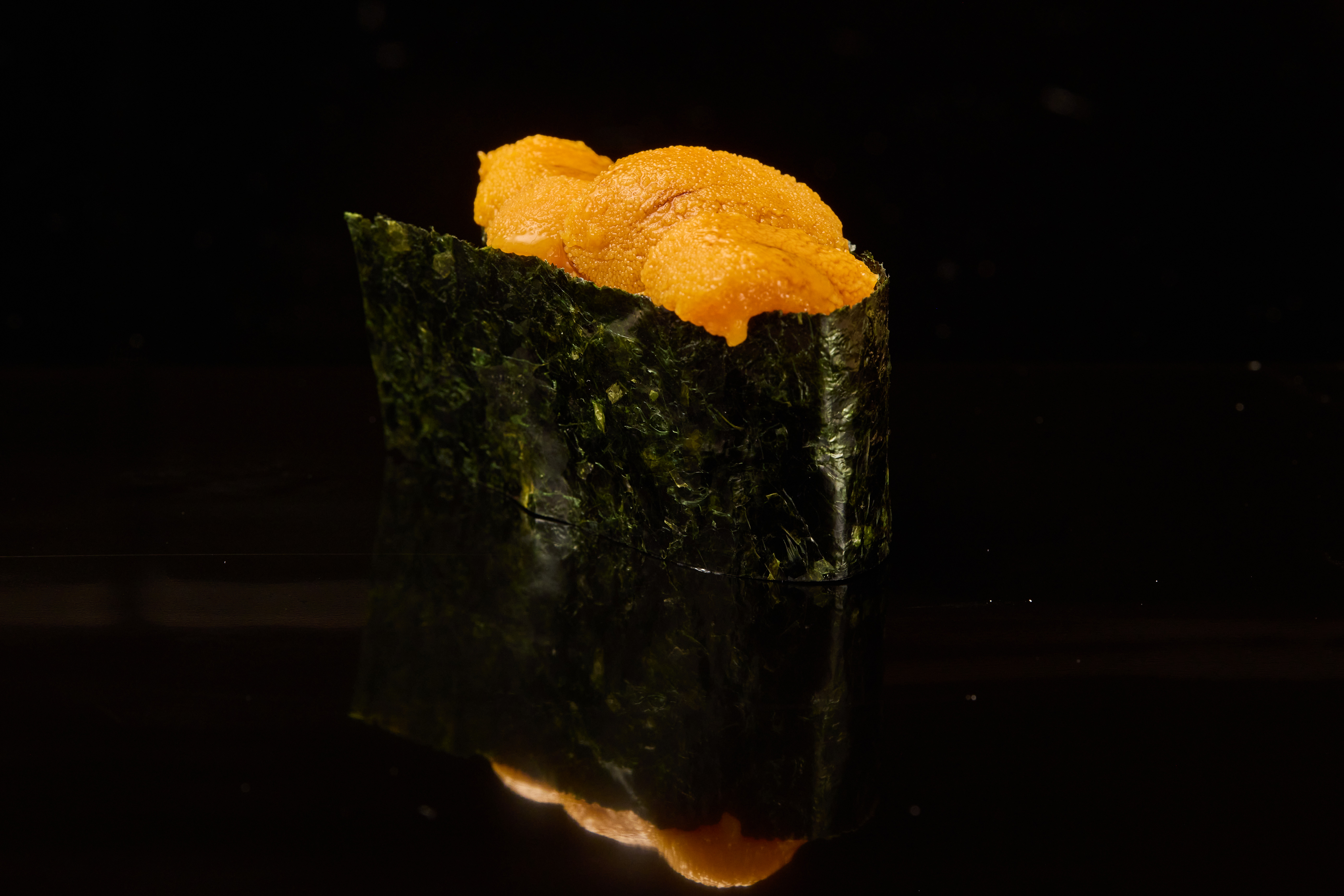 來自北海道的馬糞海膽，做成軍艦捲，亮點是外層酥脆的海苔。（鮨嘉仁提供）