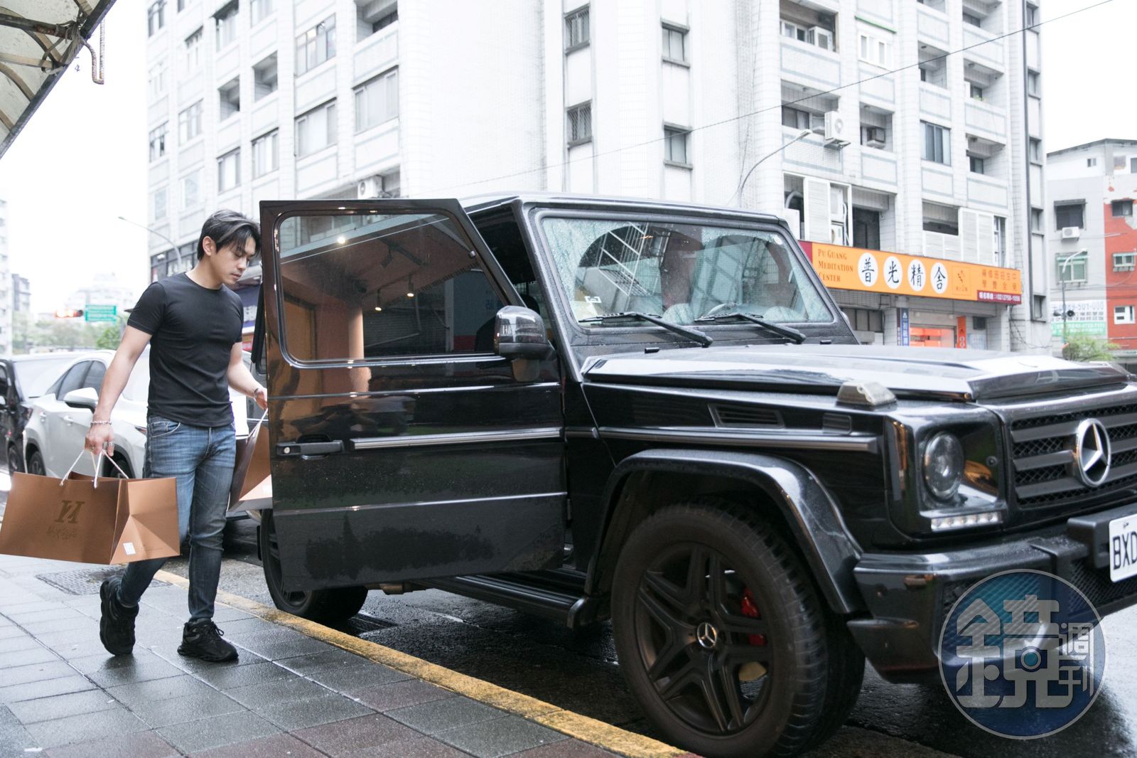 李祖恩狠砸重金用賓士最高檔的越野休旅車送貨，此舉充滿浮誇，既滿足了他賺到錢要開豪車的心願外，同時，也是他打進富人圈的手段，以及對外宣傳的花招。