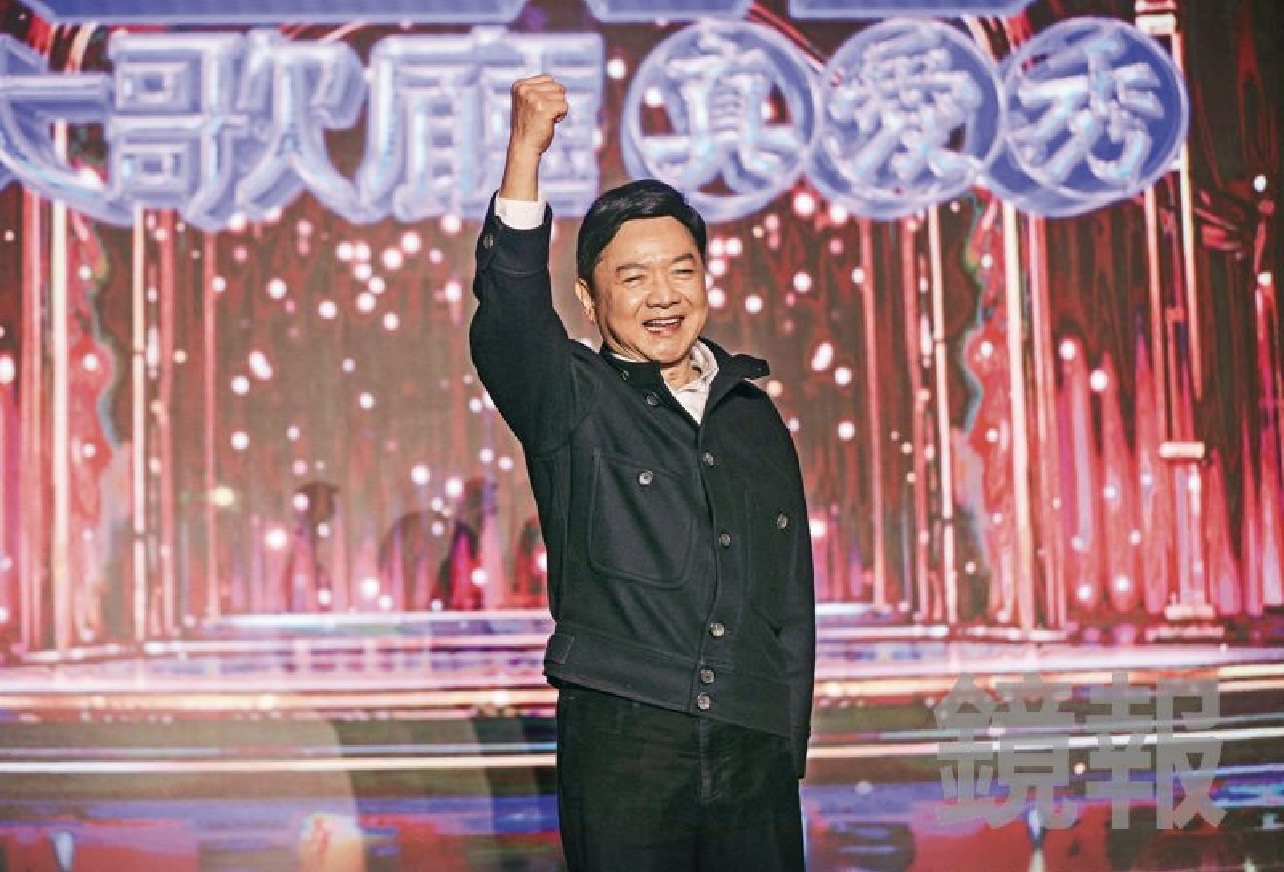 葉啟田在「2026 真愛秀．藍寶石大歌廳」演出露臉時，強調自己身體健康。（圖／鏡報提供）
