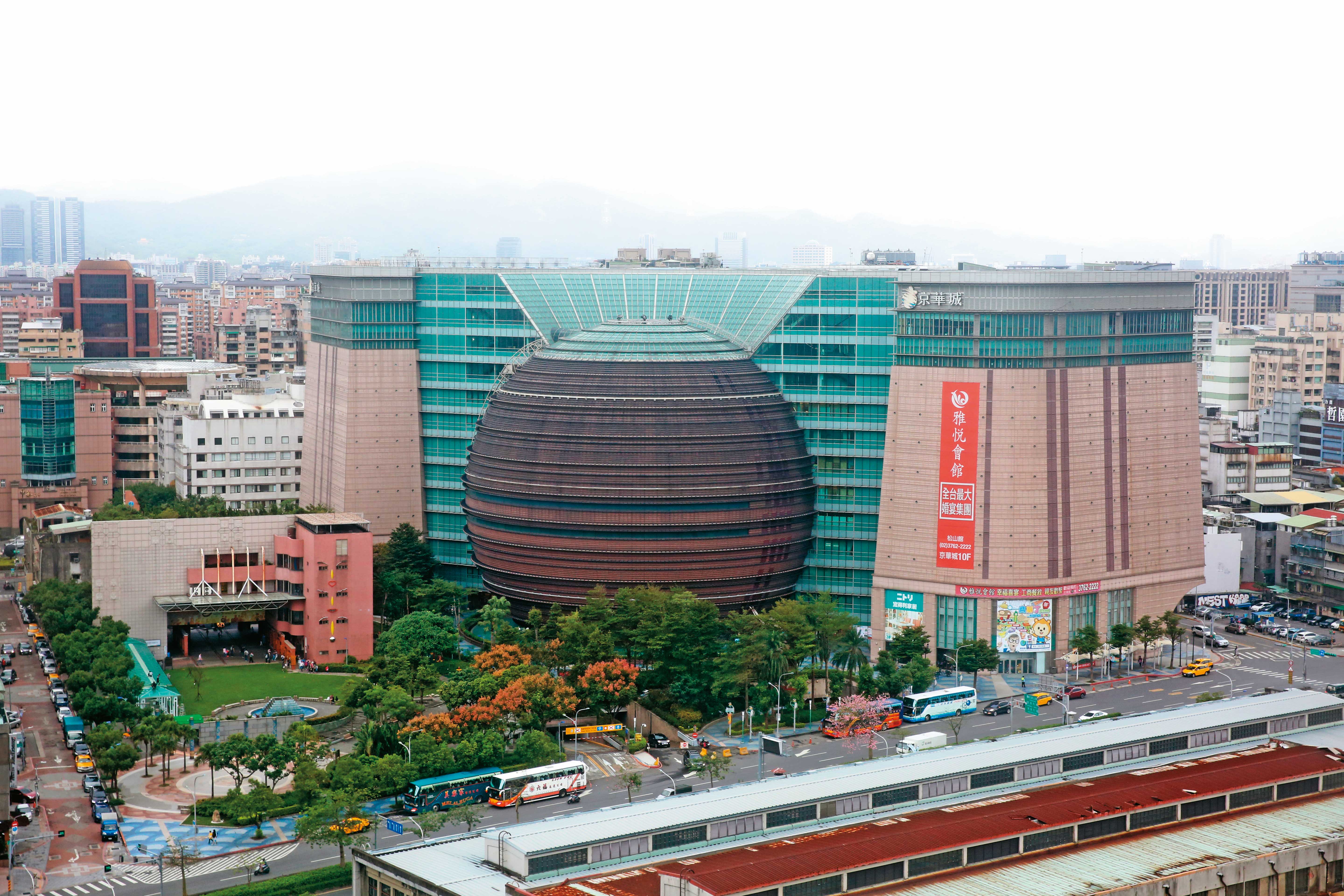 2001年開幕的京華城以球體建築體聞名,因經營不善,於2019年熄燈。
