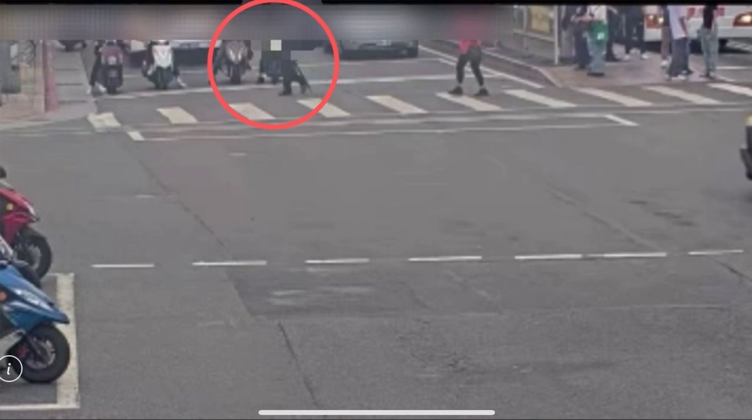 林男在機車停車區附近散步兼「上工」，尋找下手行竊的機車。（翻攝畫面）