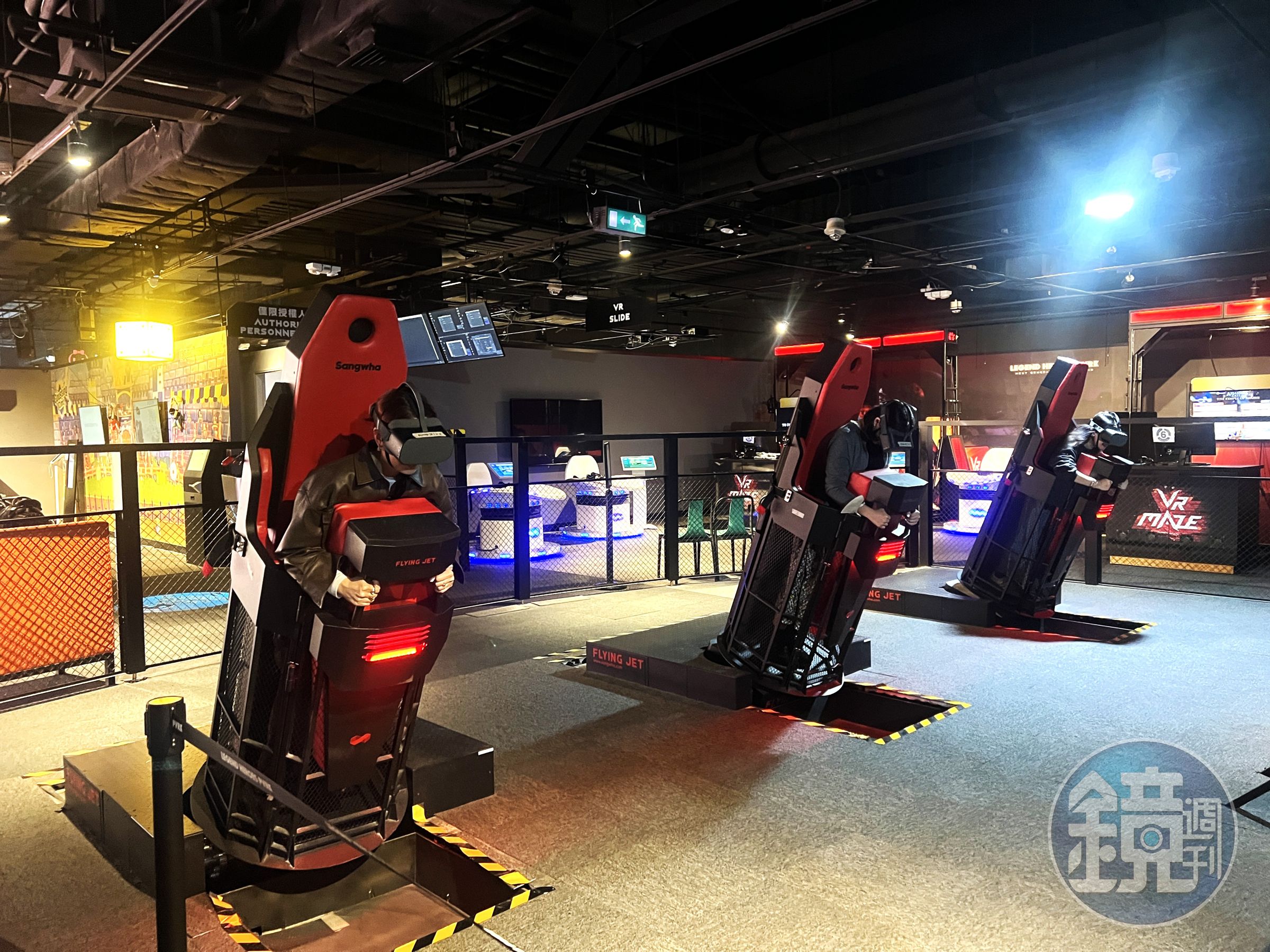 綁在板子上體驗穿梭在森林裡的空中飛人,體感十分逼真。