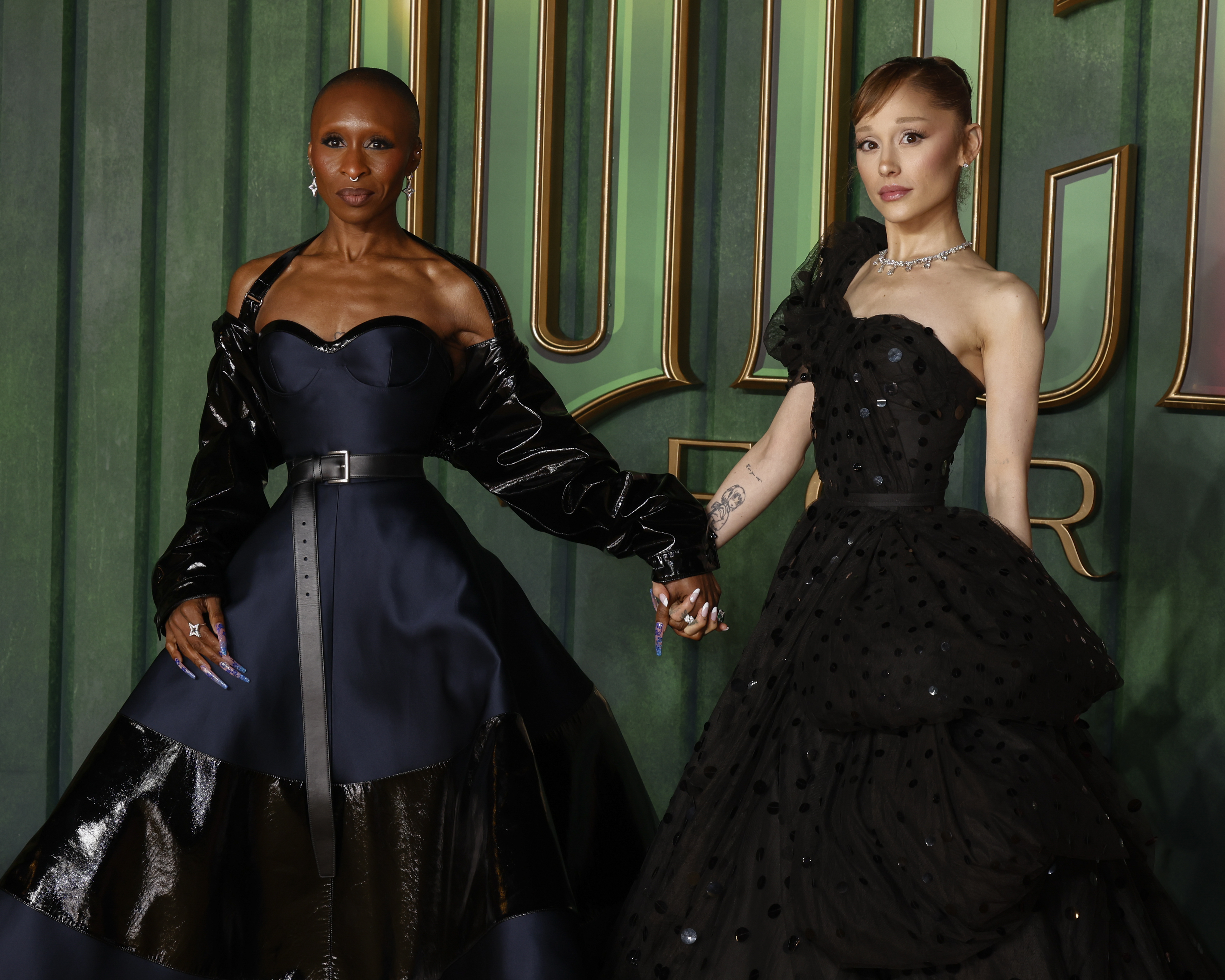 辛西婭艾利沃(左)與亞莉安娜(右)出席《魔法壞女巫:第二部》倫敦首映活動。(東方IC)