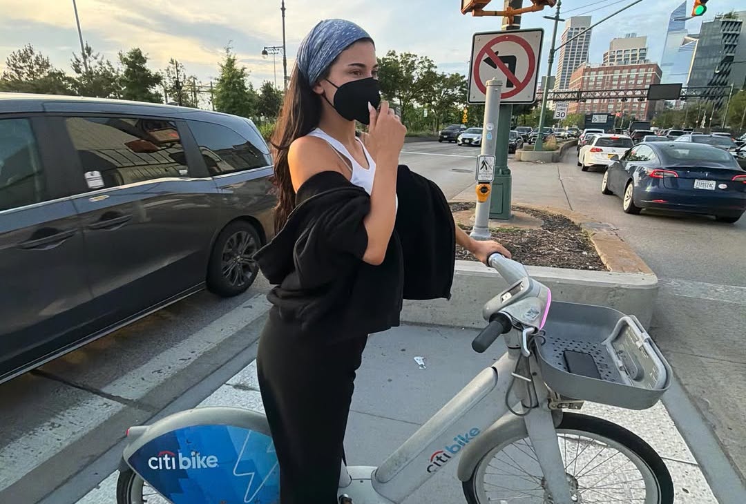 凱莉珍娜在IG曬出騎著Citi Bike的照片，超反差感掀起網友熱議。（翻攝kyliejenner IG）
