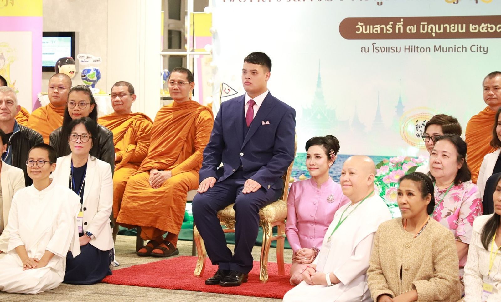 泰國宮鬥超越甄嬛！冷宮貴妃詩妮娜（中間粉紅衣者）攀附小王子（中間西裝者）再上位。（鏡報提供）