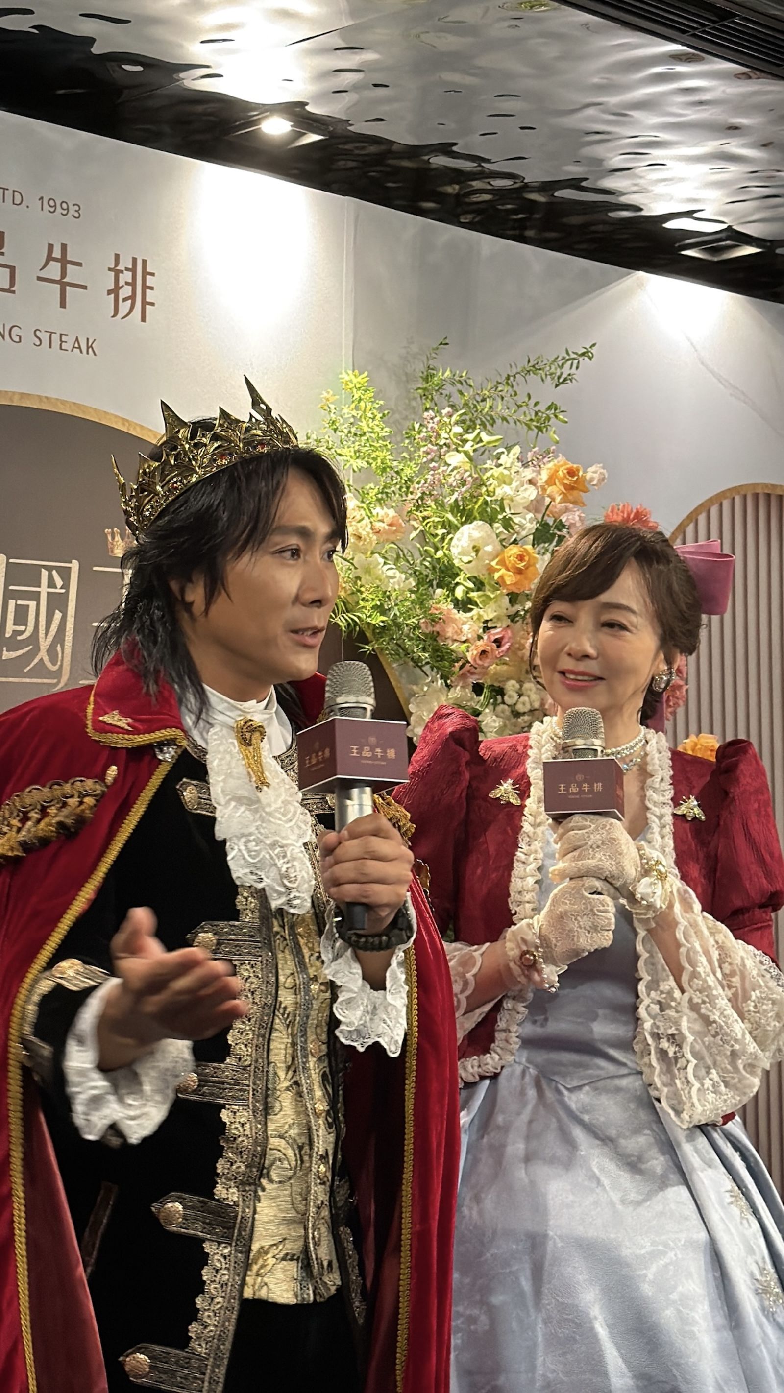 王仁甫（左）為邊荷律發聲，右為老婆季芹。（圖／記者林政平攝）