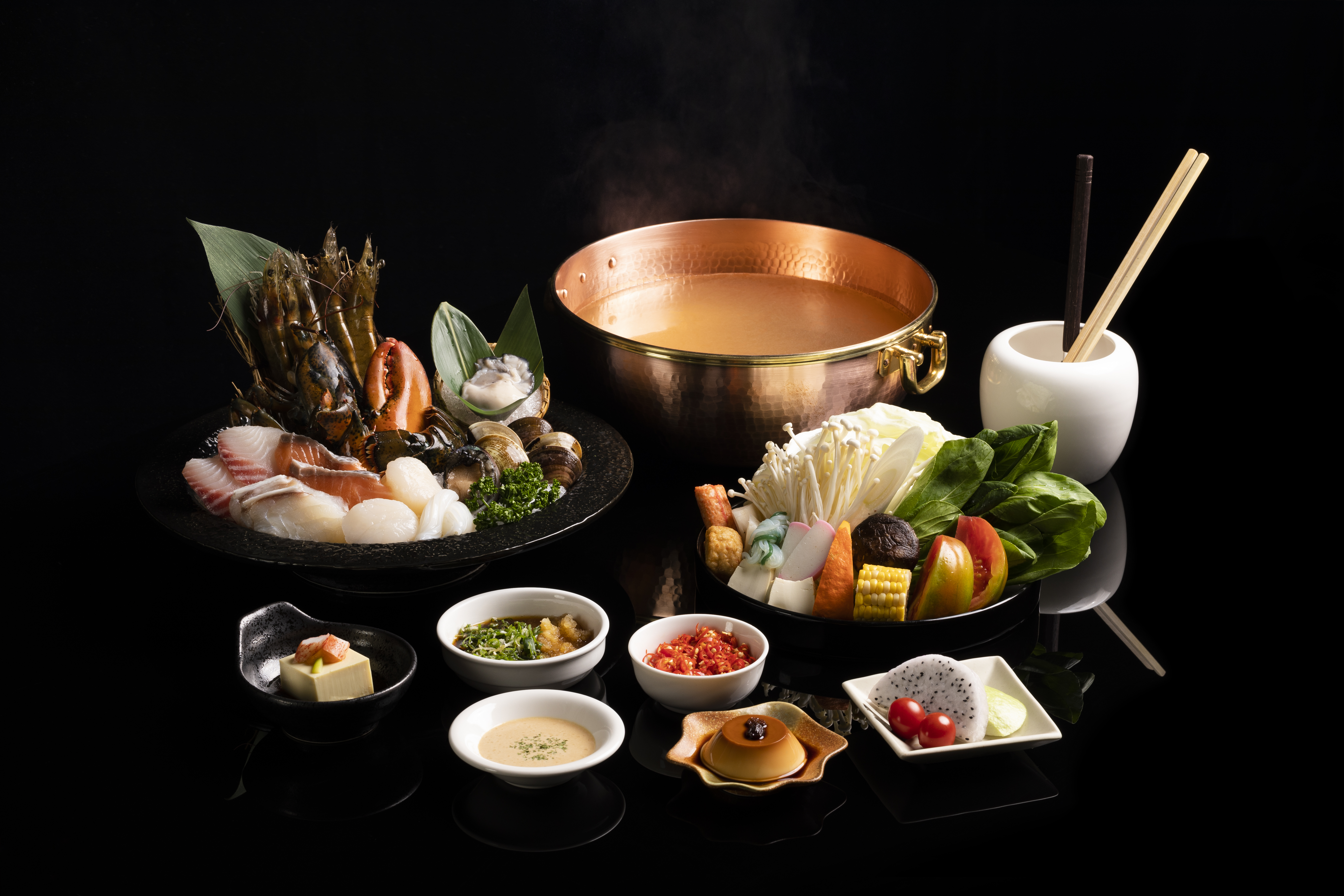 創立於2001年的橘色涮涮屋，向來強調嚴選頂級海鮮，進口活體與當地海產新鮮直送，並由主廚嚴格把關，御海海鮮套餐可同時享用多款海味珍饌。（橘色提供）