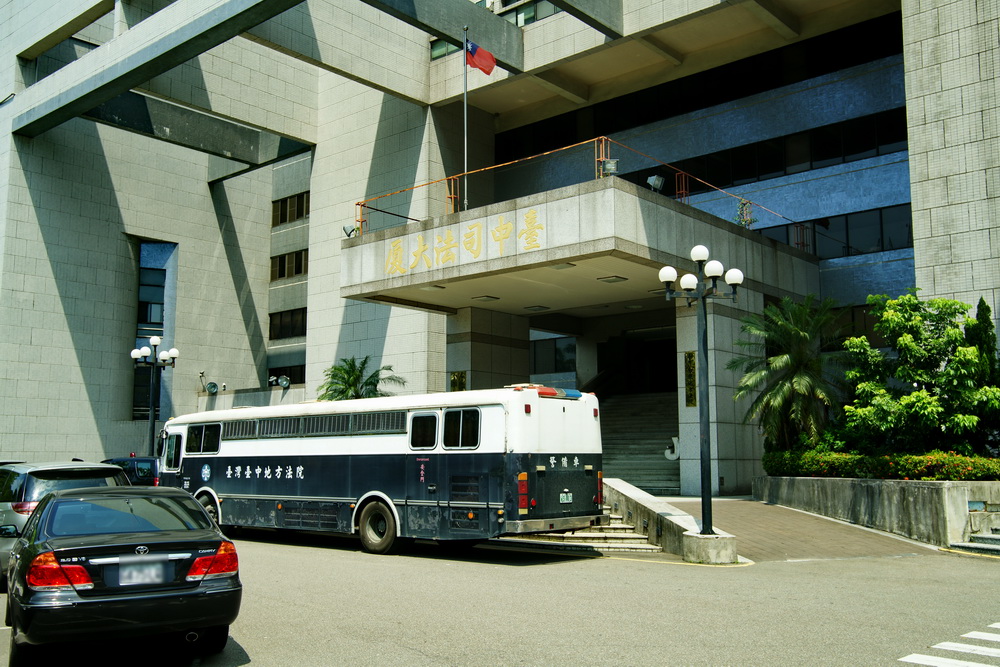 台中市一名王姓男子與父親發生口角,他竟持槍對空射擊3槍恐嚇父親,遭台中地院判刑7年有期徒刑。(翻攝畫面)