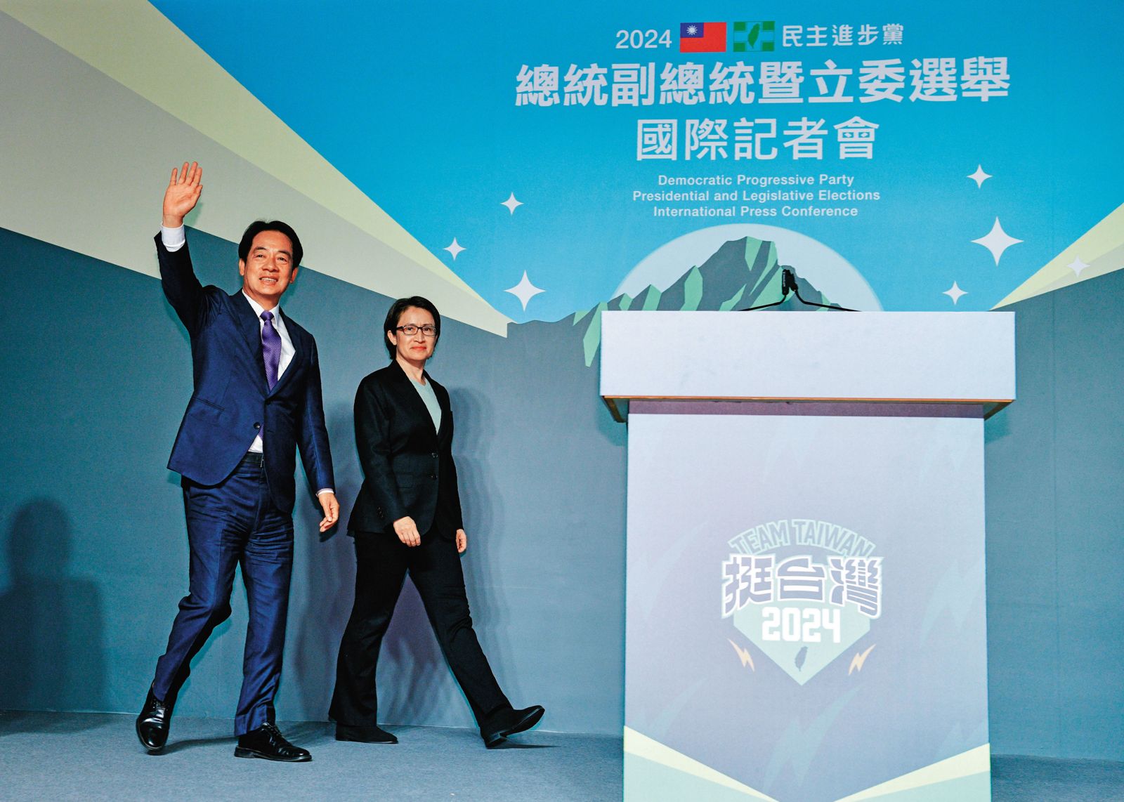 賴清德（左）、蕭美琴（右）在開票日當天晚上8點半舉行國際記者會。（圖／鏡週刊）