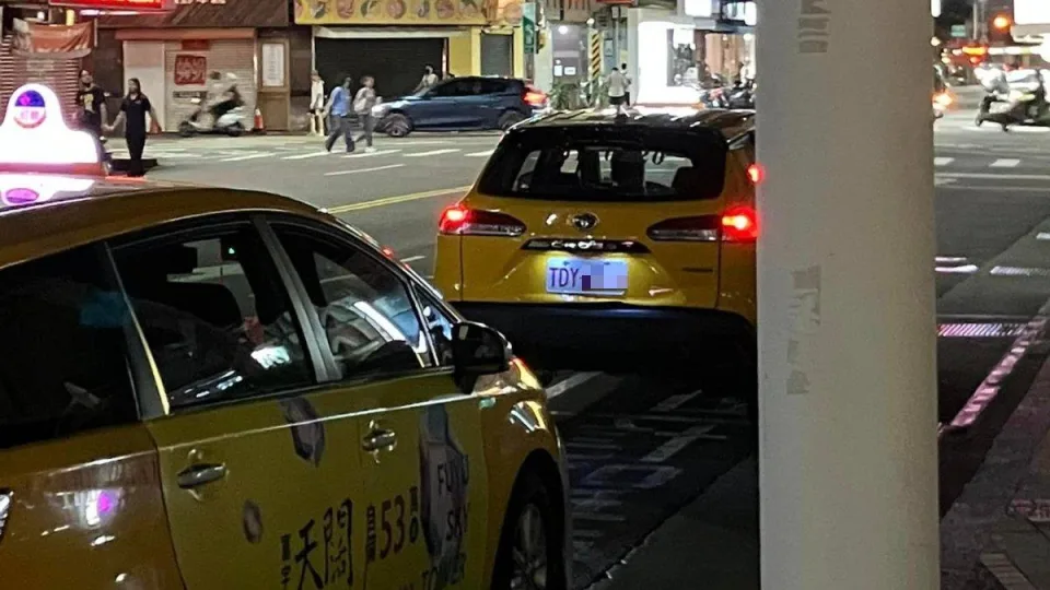 在新竹火車站附近、巨城一帶排班的一名孫姓計程車司機，被當地網友稱之為惡名昭彰的「恐怖計程車」。（翻攝畫面）