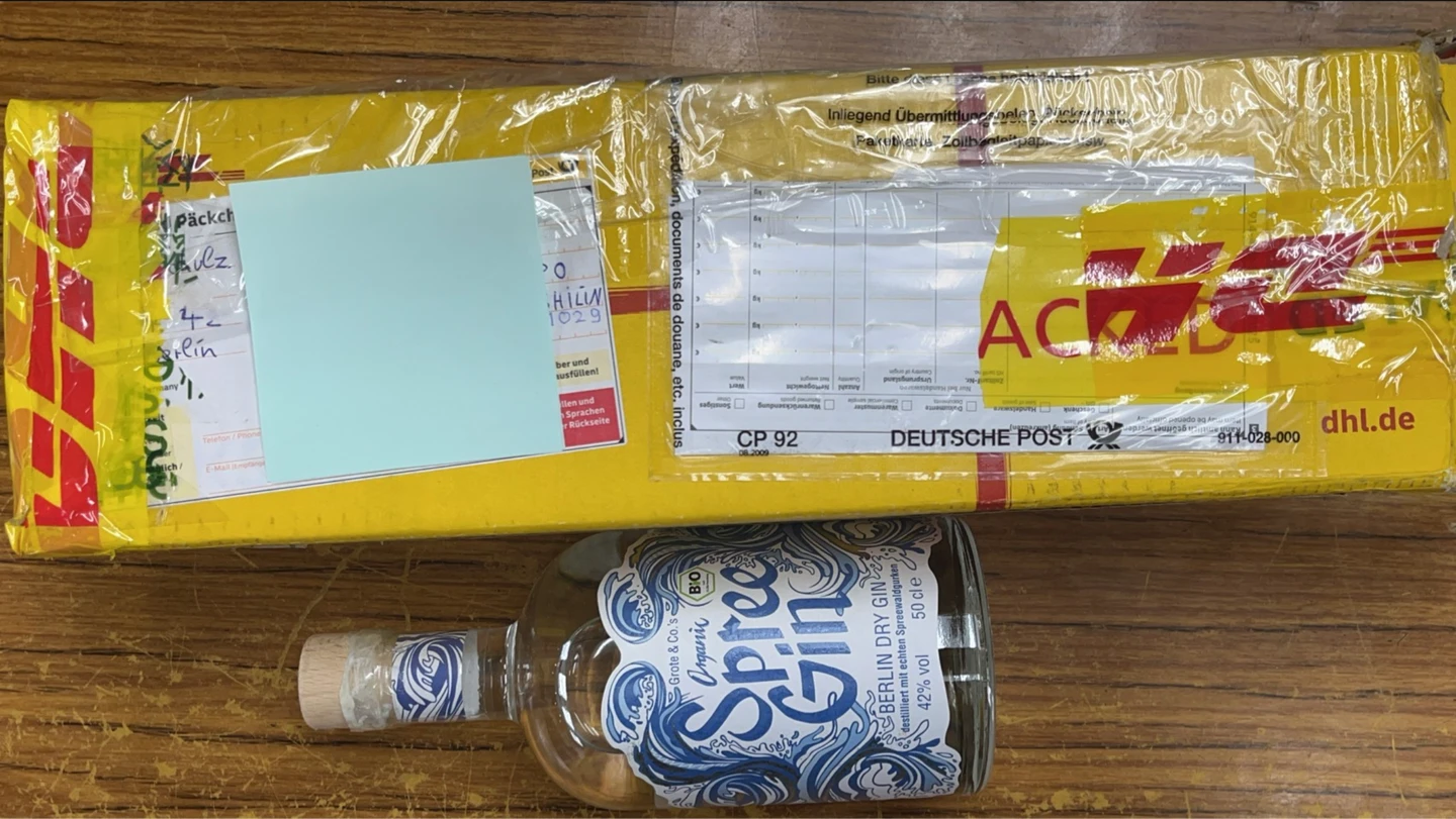 台北美國學校一名美籍男老師，涉嫌將液態K他命混入瓶裝琴酒中封裝走私來台。（翻攝畫面）