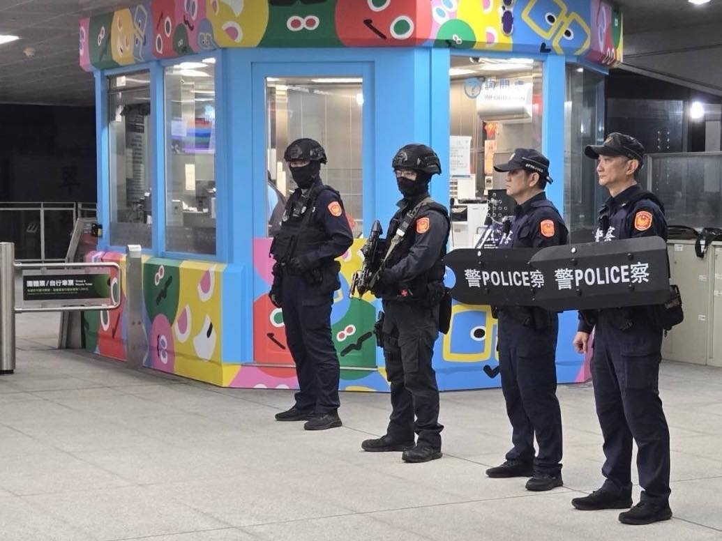 台中警方針對車站、商圈、市場及校園周邊等人潮聚集處，提高警戒，加強巡守。（翻攝自盧秀燕臉書）