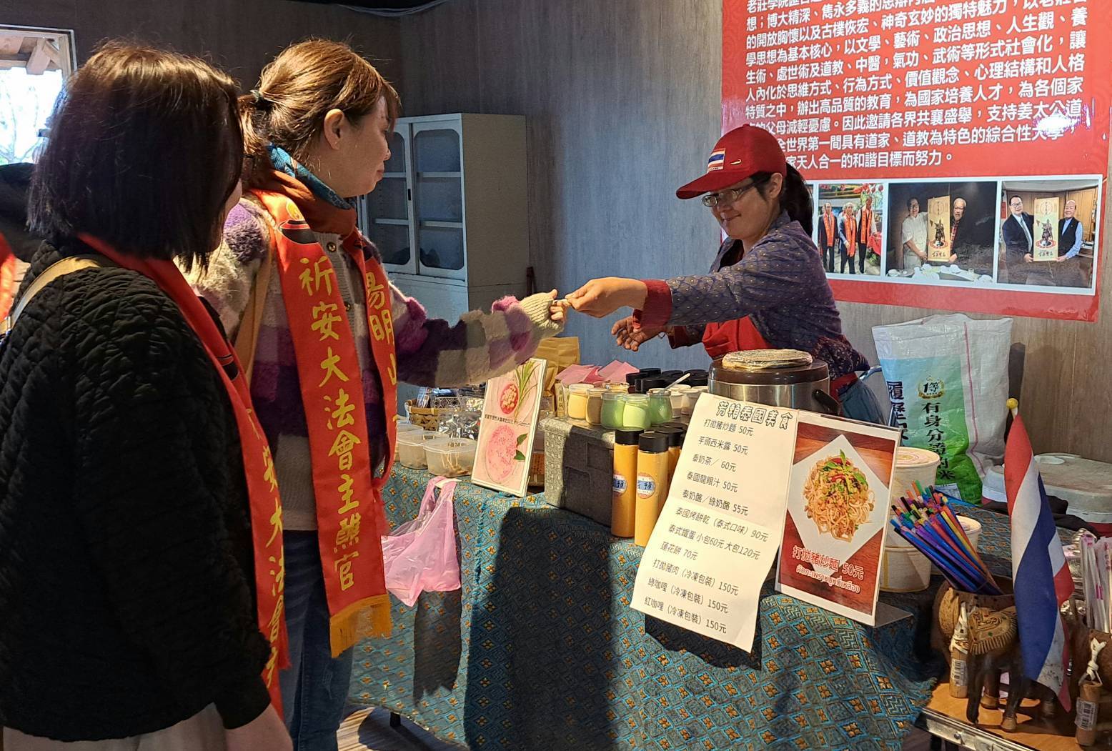 看好國旅市場,今年桐花季進駐四十個多元文化美食攤位,遊客賞桐亦可品嚐世界各地美食小吃,大飽口福。(姜太公客家大院提供)
