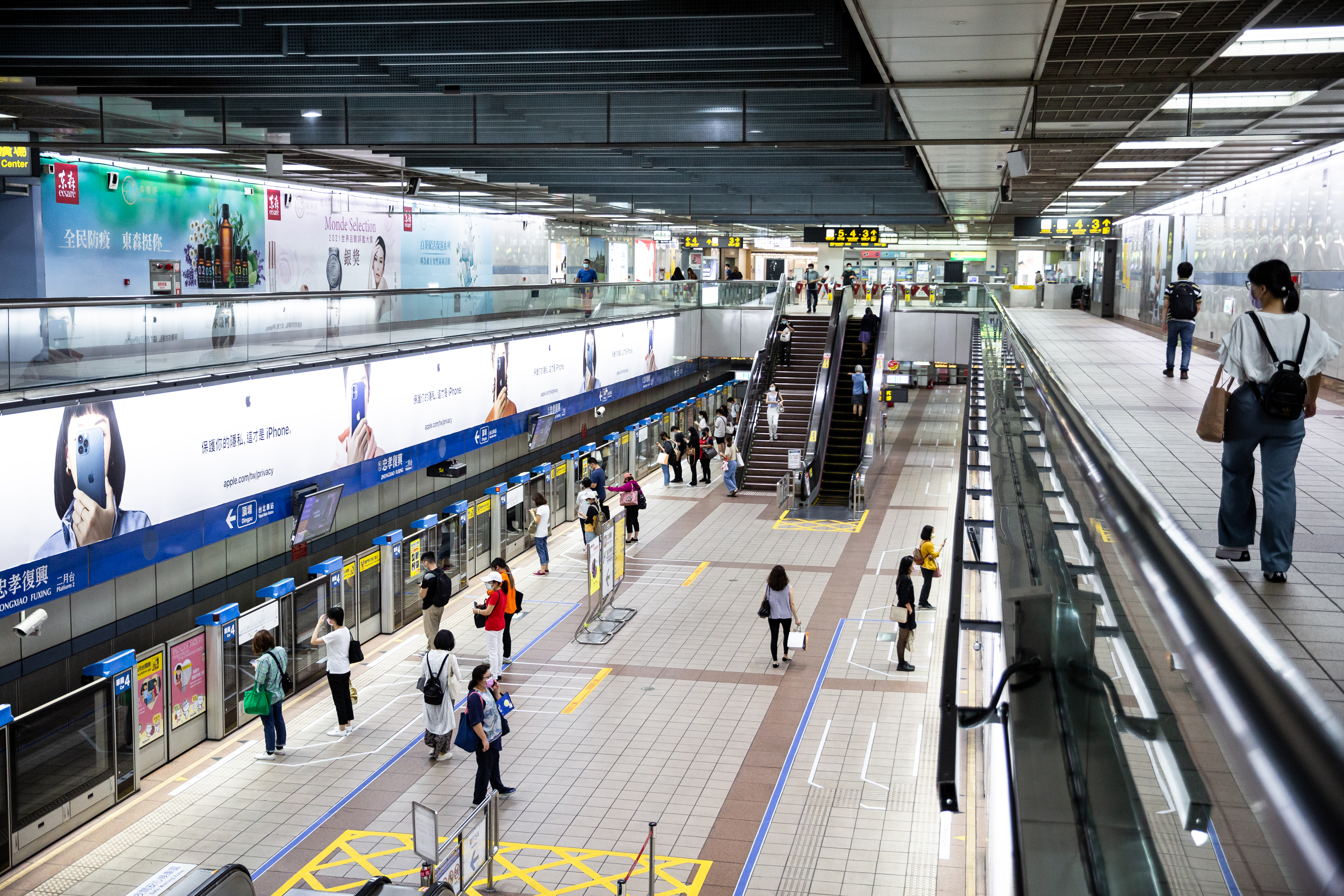 新北一名女子因為在北捷站內待太久，同站出閘門時被加收費用，氣得找上站務員理論。（本刊資料照）