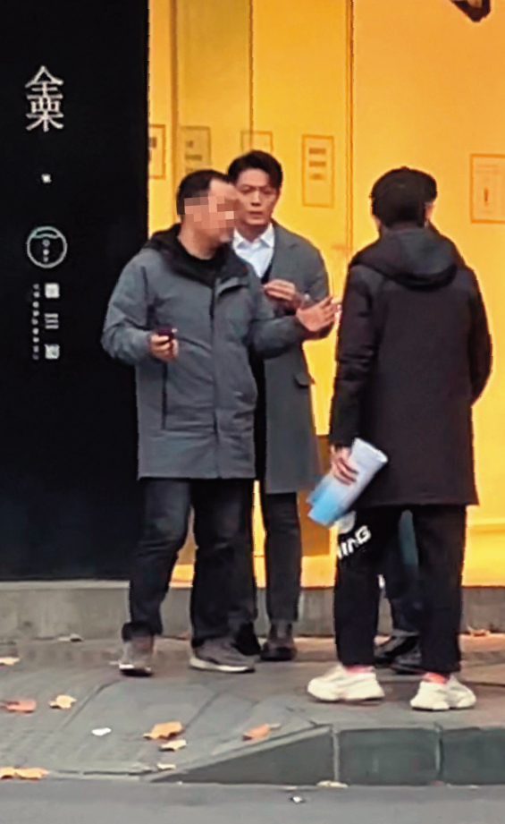新戲演出黃金單身漢,霍建華(中)造型相當優雅時髦。(讀者提供)