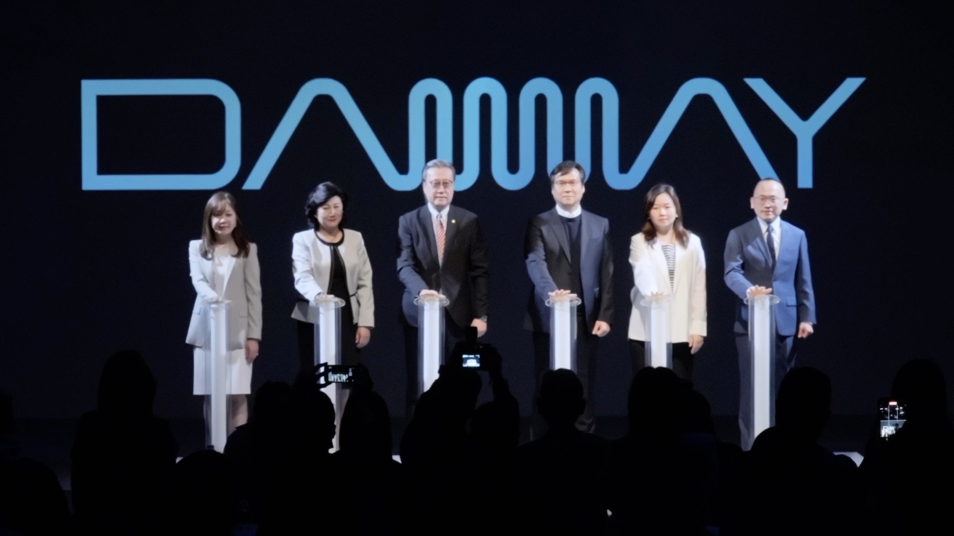 左起為永豐銀行數位金融處處長黃品睿、VISA大中華區總裁于雪莉、永豐銀行零售商品督導田文清、LINE Pay董事長丁雄注、LINE Pay 業務發展處資深副總張希雯、永豐銀行零售金融處處長李吉彬，一起為永豐DAWAY卡上市儀式按下按鈕。