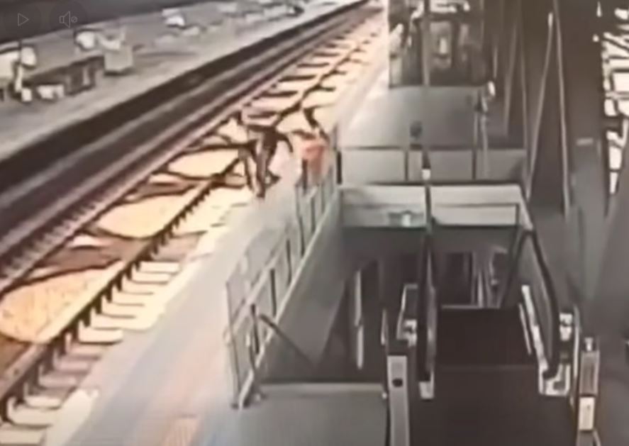 逃票街友將台鐵員工推下月台。（翻攝台鐵臉書影片畫面）