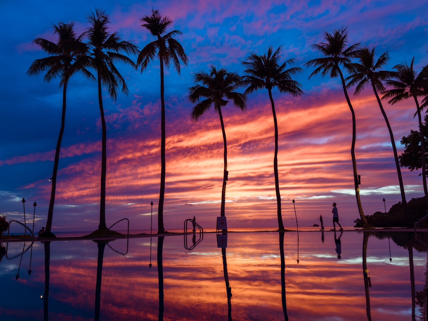 來到帛琉第一天就被「帛琉泛太平洋度假村」游池畔的紅霞給震攝、感動到無法平復。