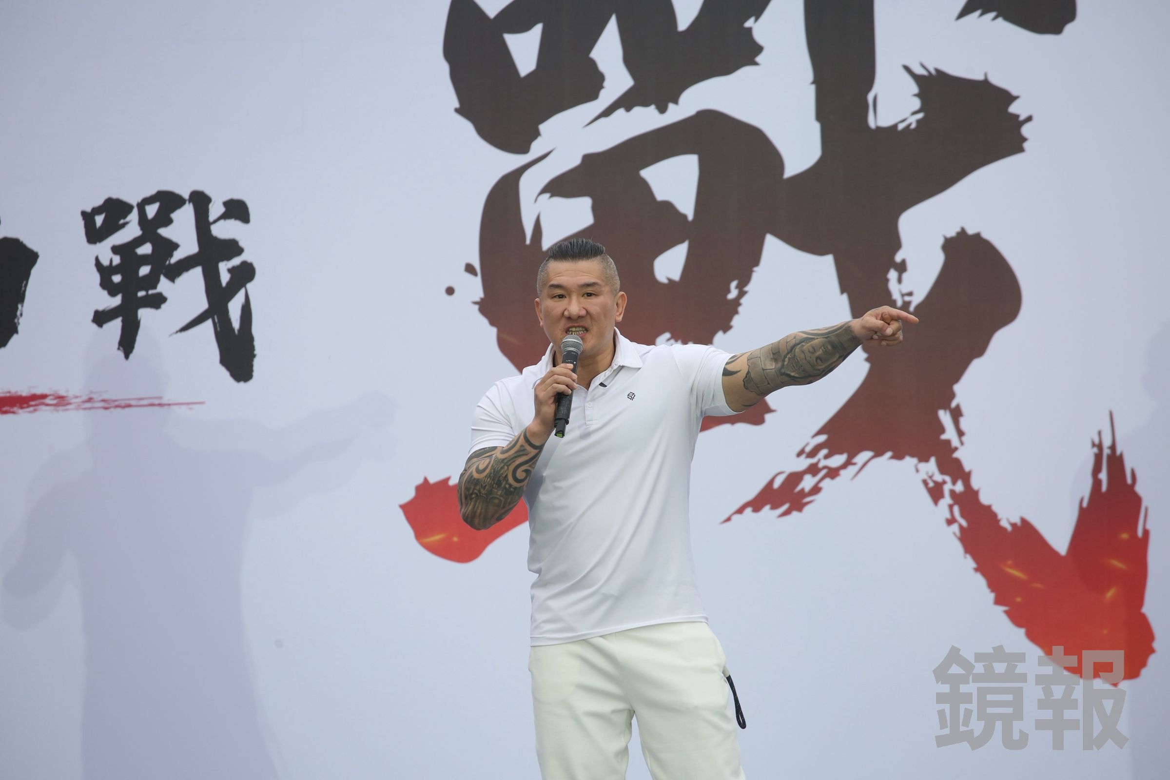 館長在台上致詞時情緒激昂,不僅頻頻爆粗口,更向執政黨撂狠話。(鏡報董孟航)