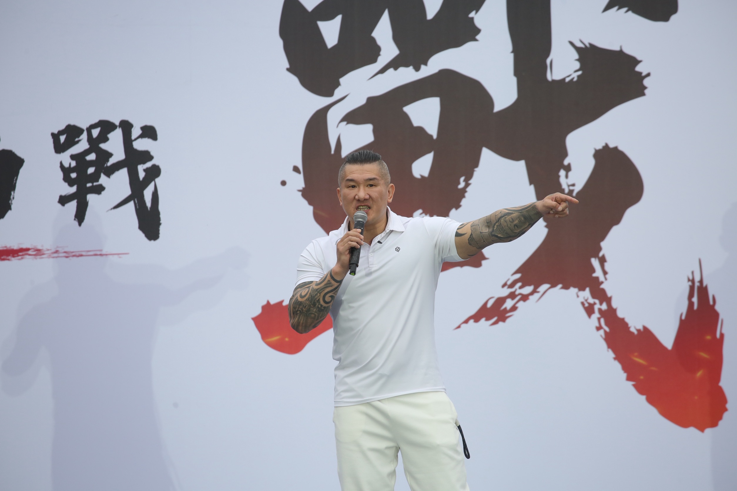 館長在台上致詞時情緒激昂,不僅頻頻爆粗口,更向執政黨撂狠話。(鏡報董孟航)