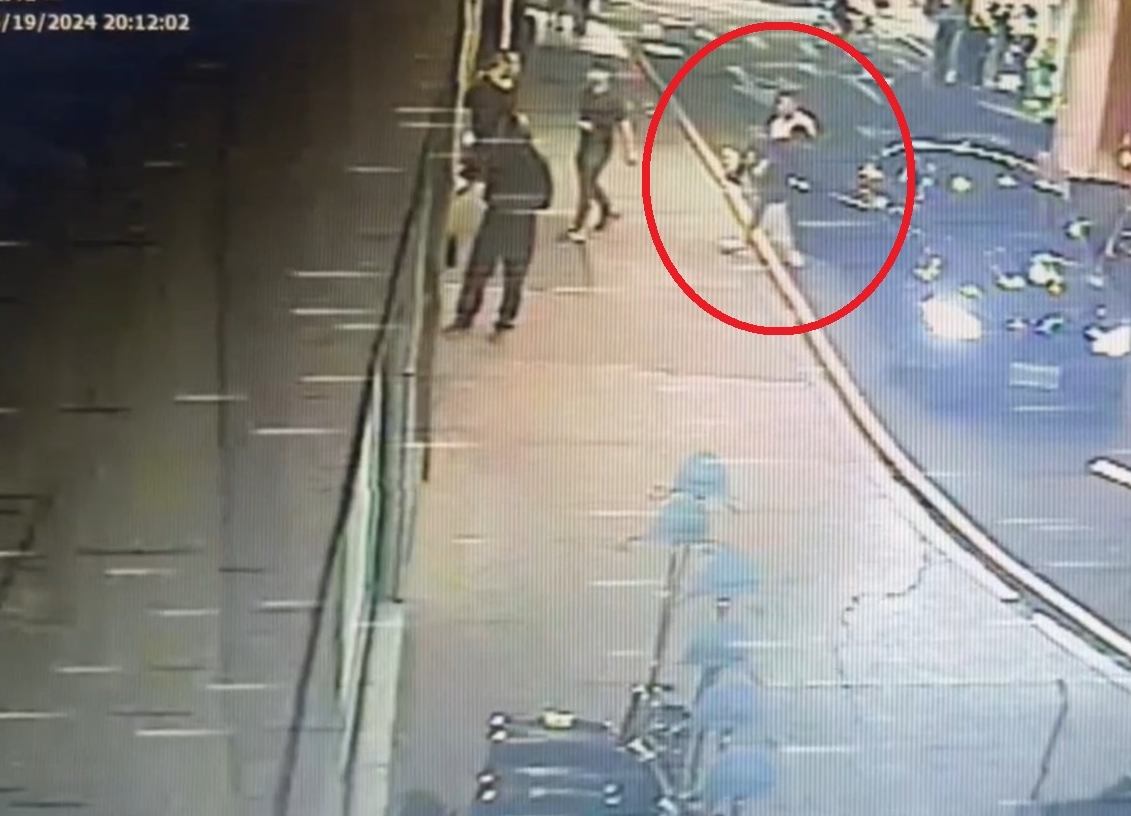 遭砍的詹姓、盧姓2人（紅圈）腹部中刀，臟器外露，被友人緊急送往醫院救治。（翻攝畫面）