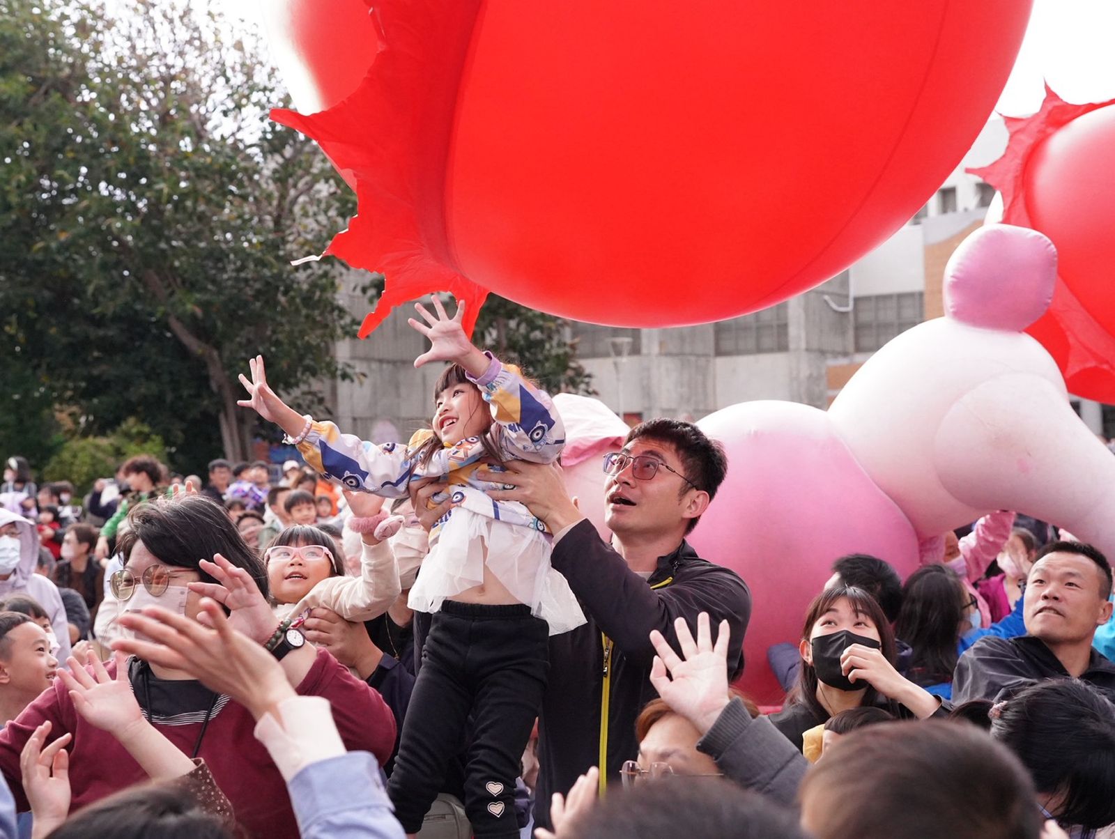 紙風車劇團於澎湖縣演藝廳前廣場演出,吸引近3000名民眾到場觀賞。(紙風車劇團提供)