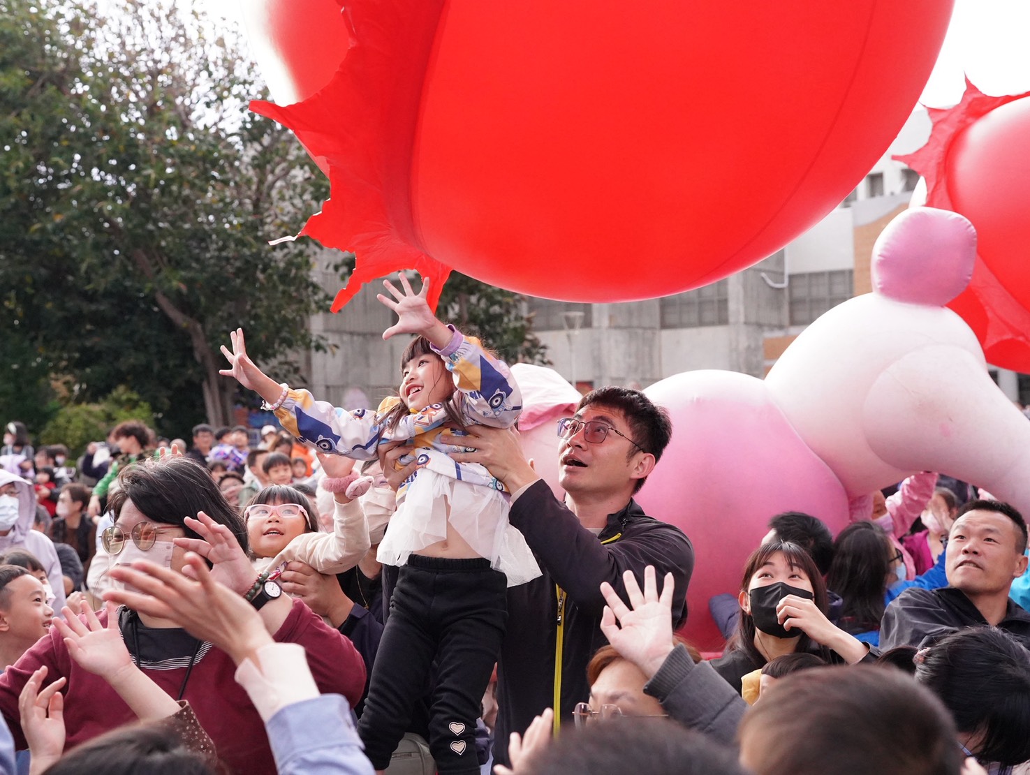 紙風車劇團於澎湖縣演藝廳前廣場演出，吸引近3000名民眾到場觀賞。（紙風車劇團提供）