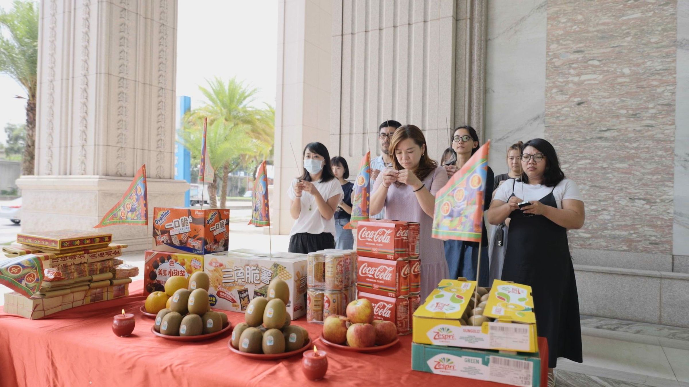 現代人中元普渡大多會跟著公司行號或社區祭拜,但該如何準備供品,除了要注意忌諱外,更可以利用「諧音」來為祭祀增添好運!