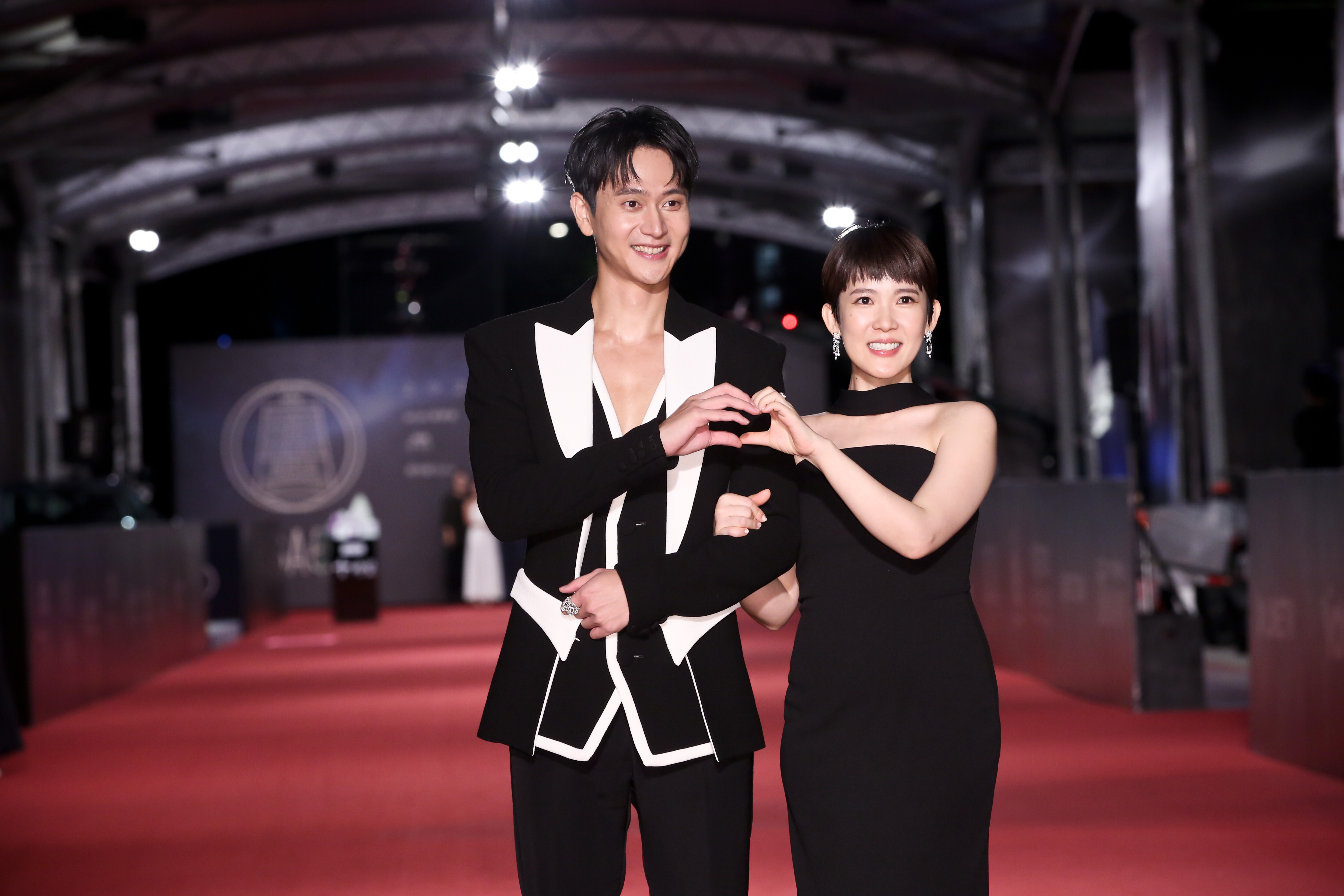 最美孕婦孫可芳和老公劉冠廷走紅毯曬愛。