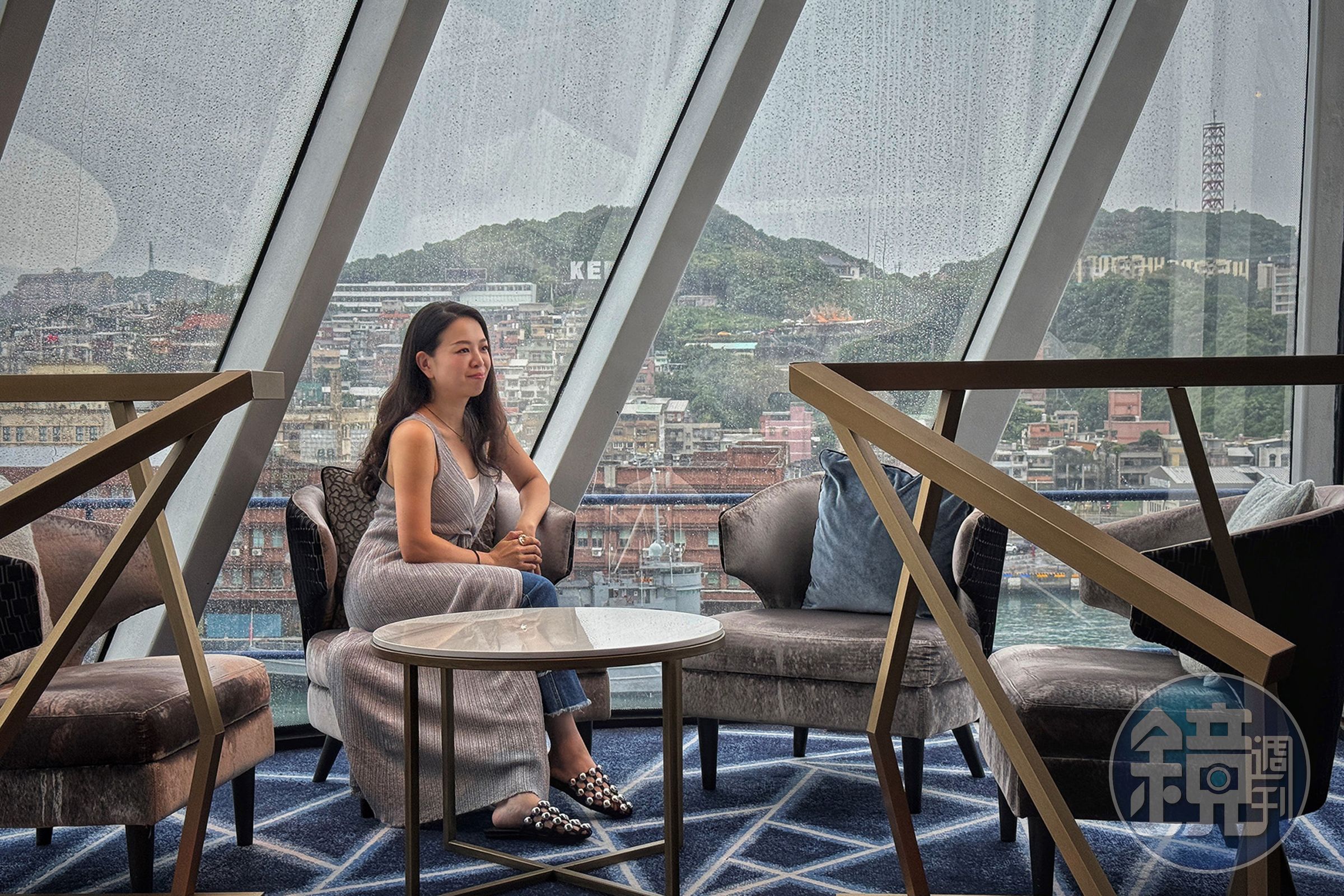 Spinnaker Lounge左右兩側的凸窗設計，是許多遊客想要享受獨攬海景的搶手座。