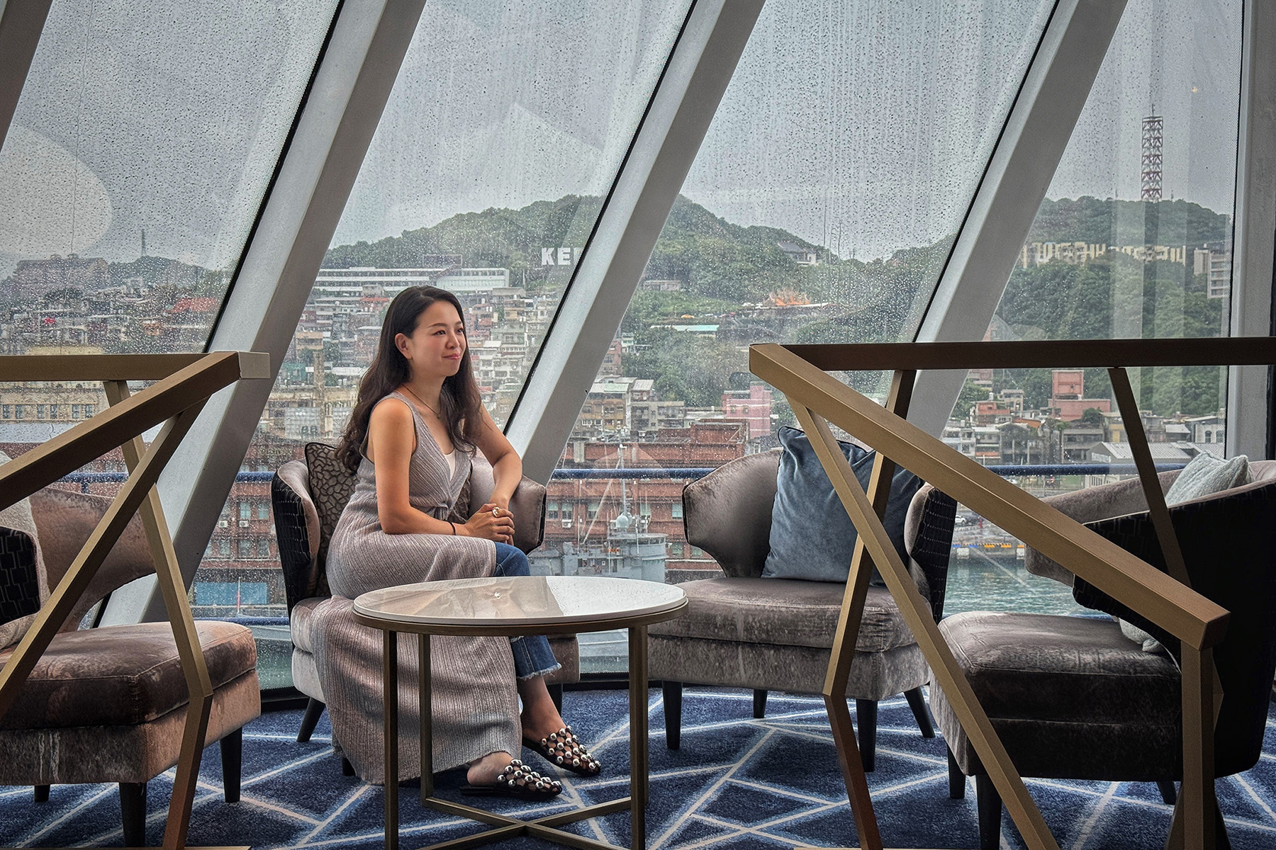 Spinnaker Lounge左右兩側的凸窗設計，是許多遊客想要享受獨攬海景的搶手座。