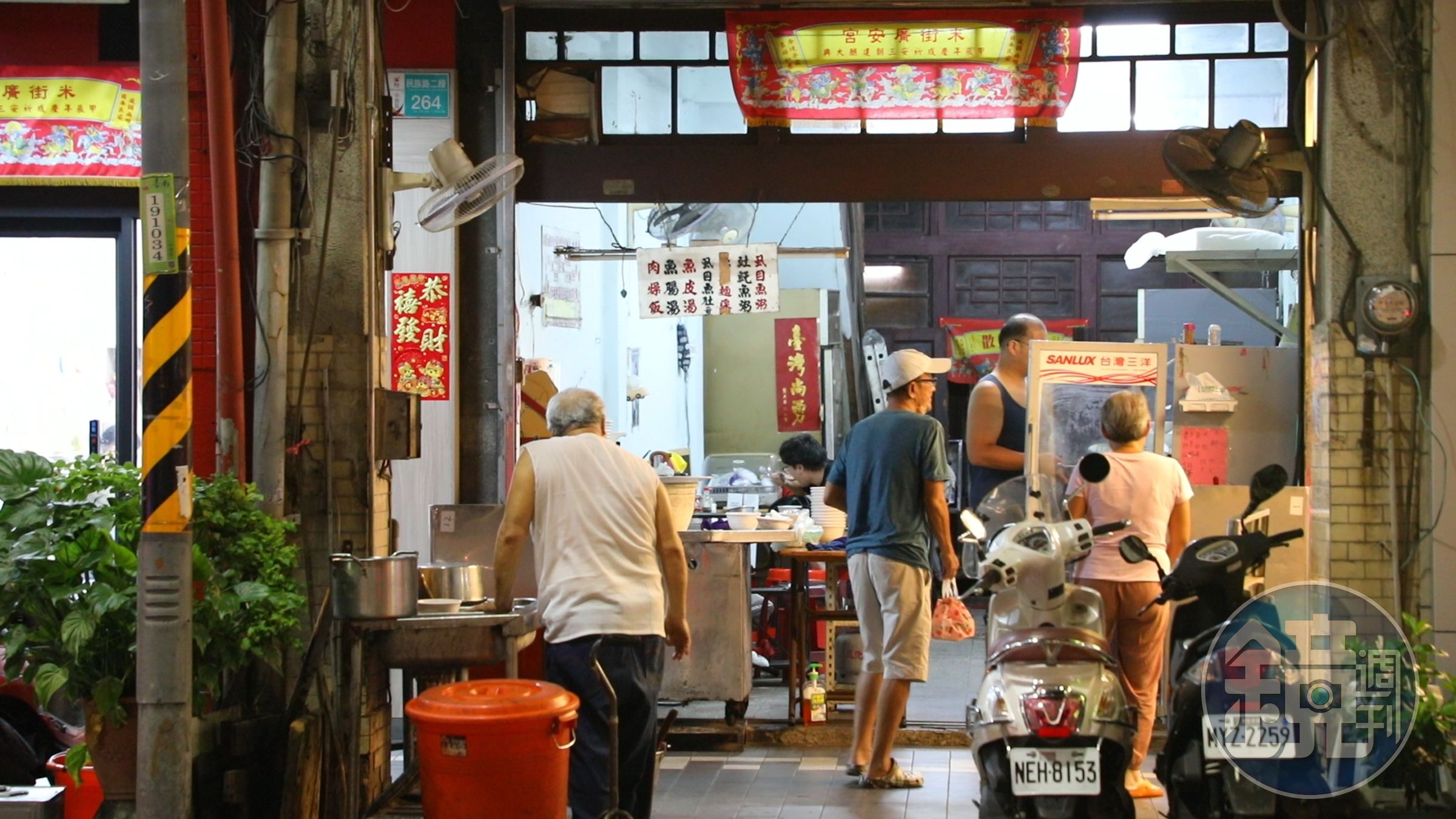 門面古舊的「阿忠魚粥」是在地人私藏的口袋名單。