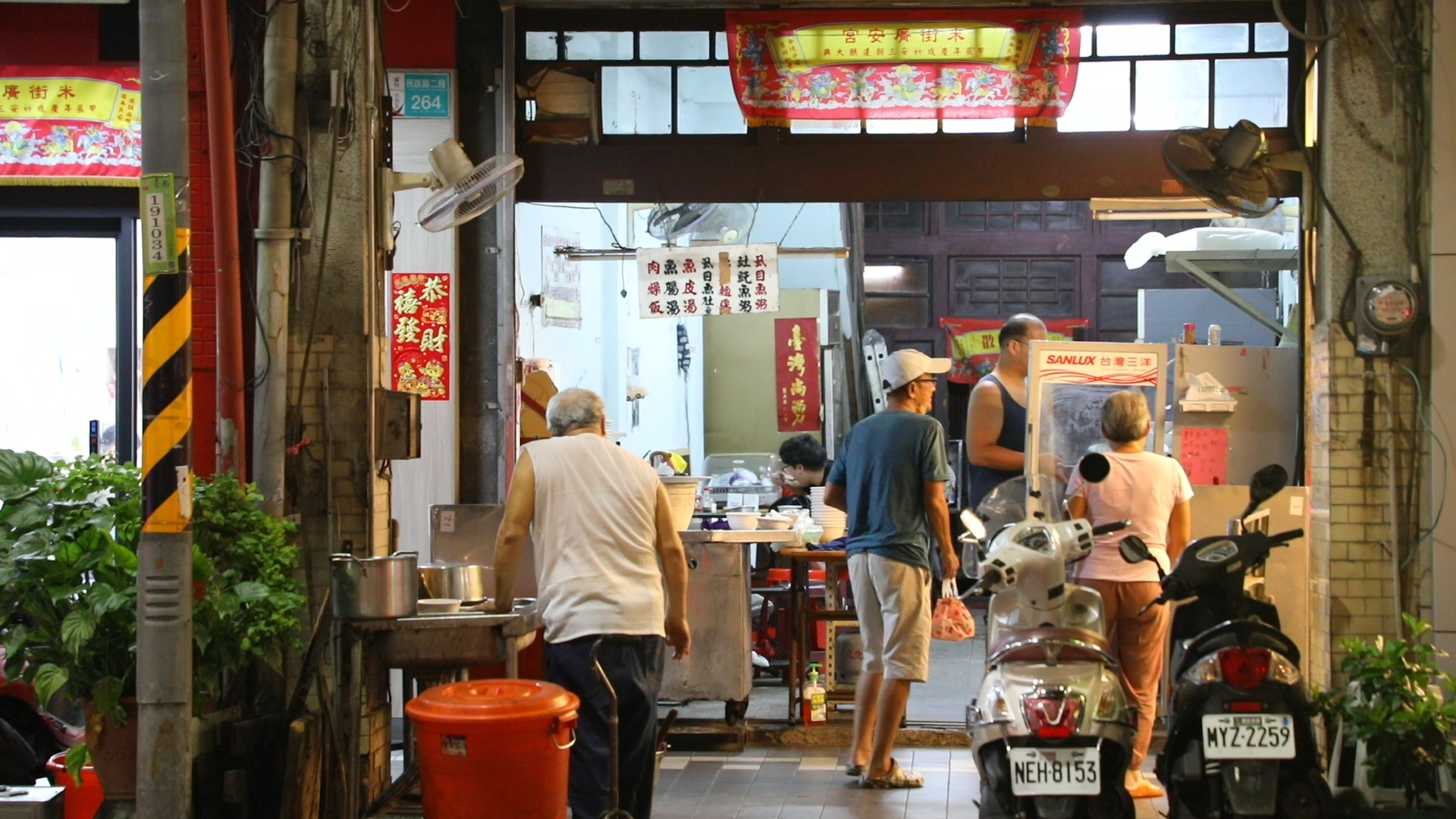 門面古舊的「阿忠魚粥」是在地人私藏的口袋名單。