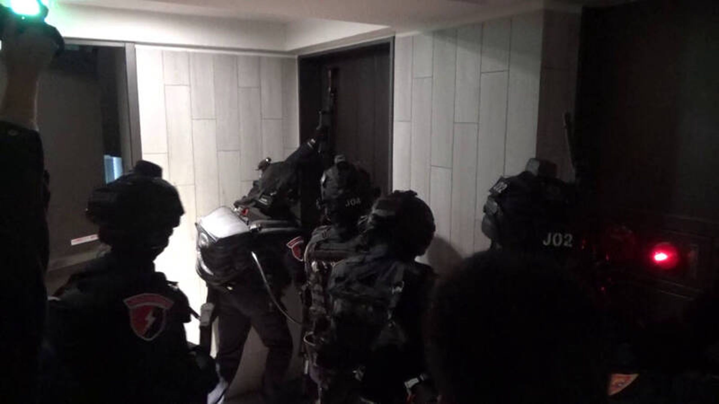 警方展開攻堅,詐團首腦孫嫌跳樓逃生,不慎摔成重殘。(警方提供)