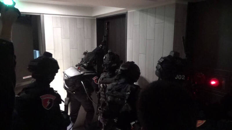 警方展開攻堅，詐團首腦孫嫌跳樓逃生，不慎摔成重殘。（警方提供）