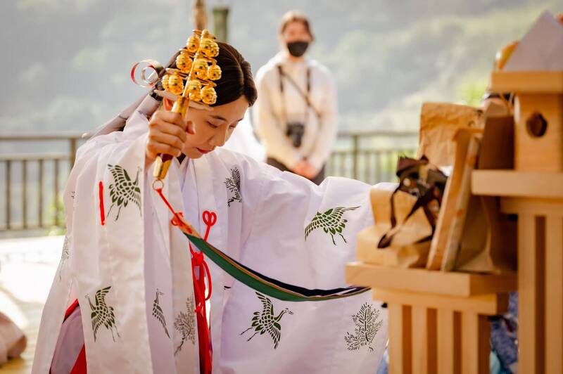為迎接創建屆滿百年，高雄市定古蹟武德殿將邀來沖田神主和巫女李明勳等人，主持儀式與神樂奉納祈願祭。（高雄市劍道文化促進會提供）