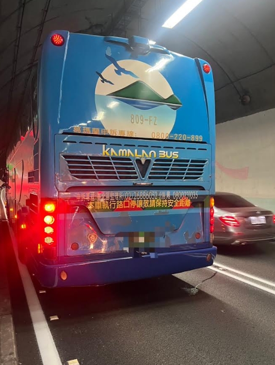 一輛噶瑪蘭客運也被車禍波及，車身多處毀損。（翻攝畫面）