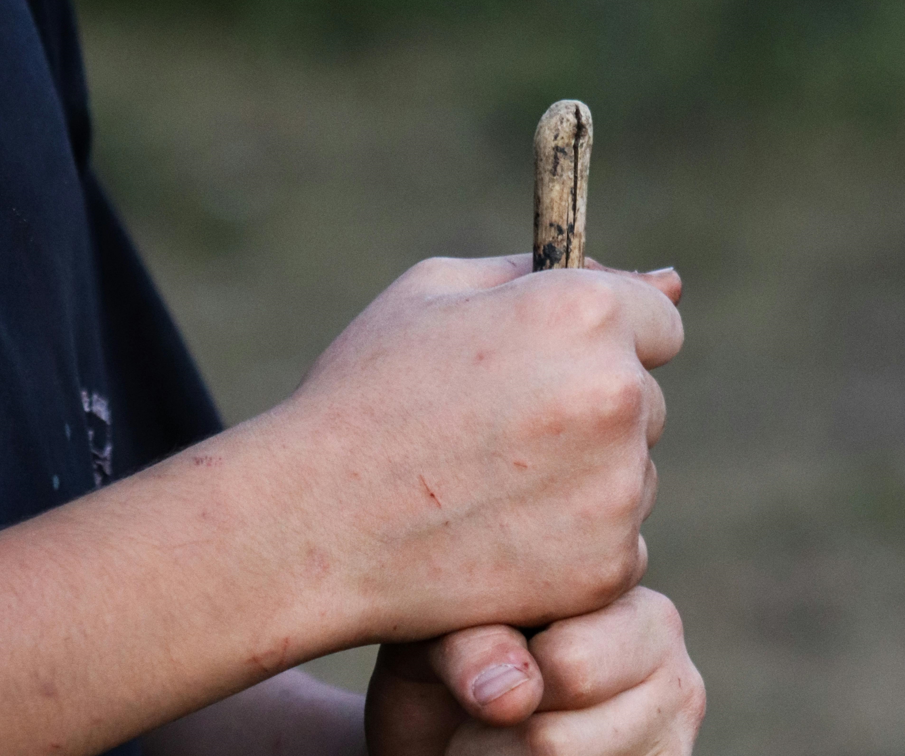 一名機車騎士因目睹女學生突然遭到陌生男子攻擊，立刻將車迴轉，並撿起地上木棍衝上去解救女學生。（示意圖，PEXELS提供）