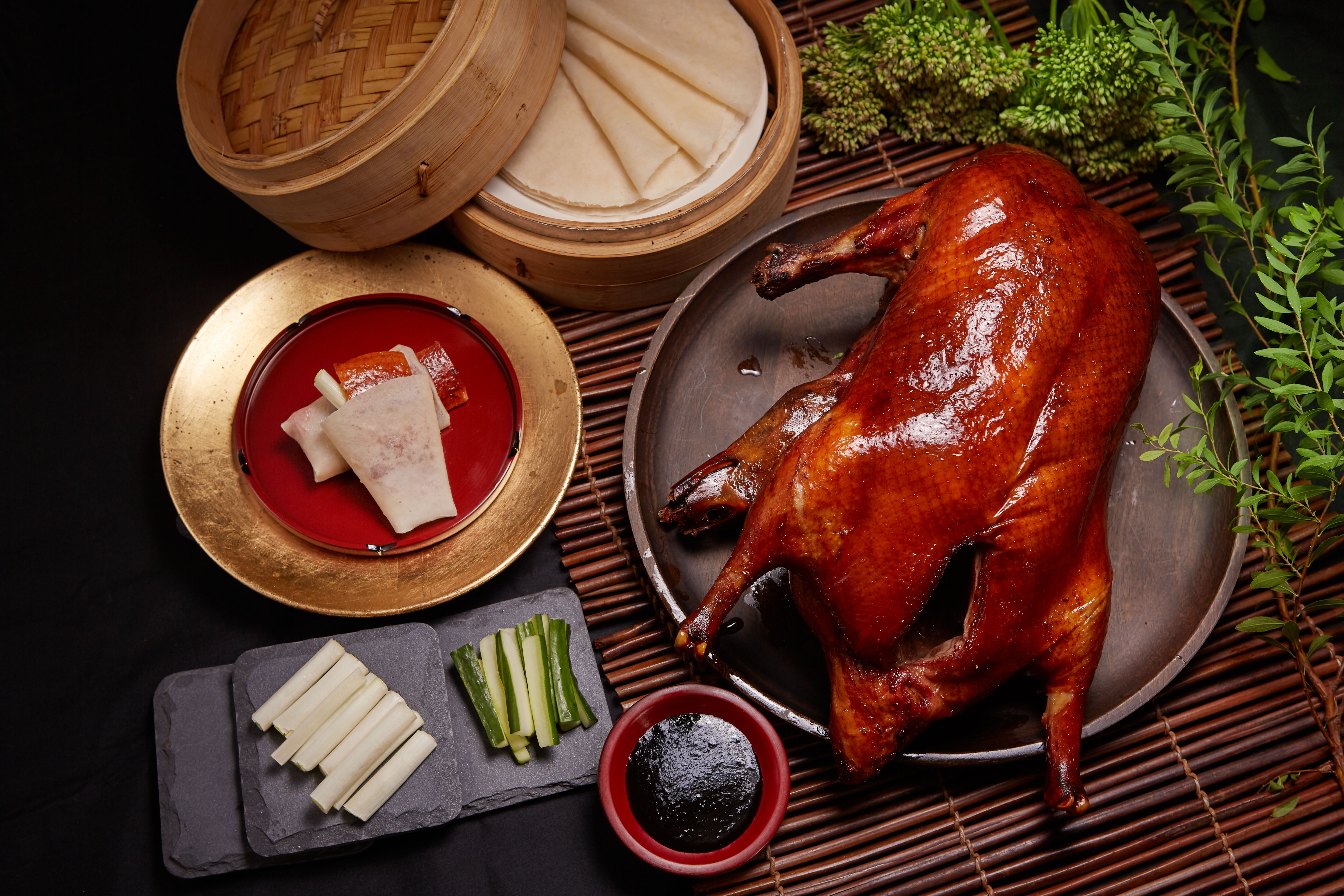 國賓招牌「掛爐烤鴨兩吃」,金黃油亮的酥脆外皮與多汁肉質,是圍爐餐桌的吸睛首選,售價3,800元/隻。