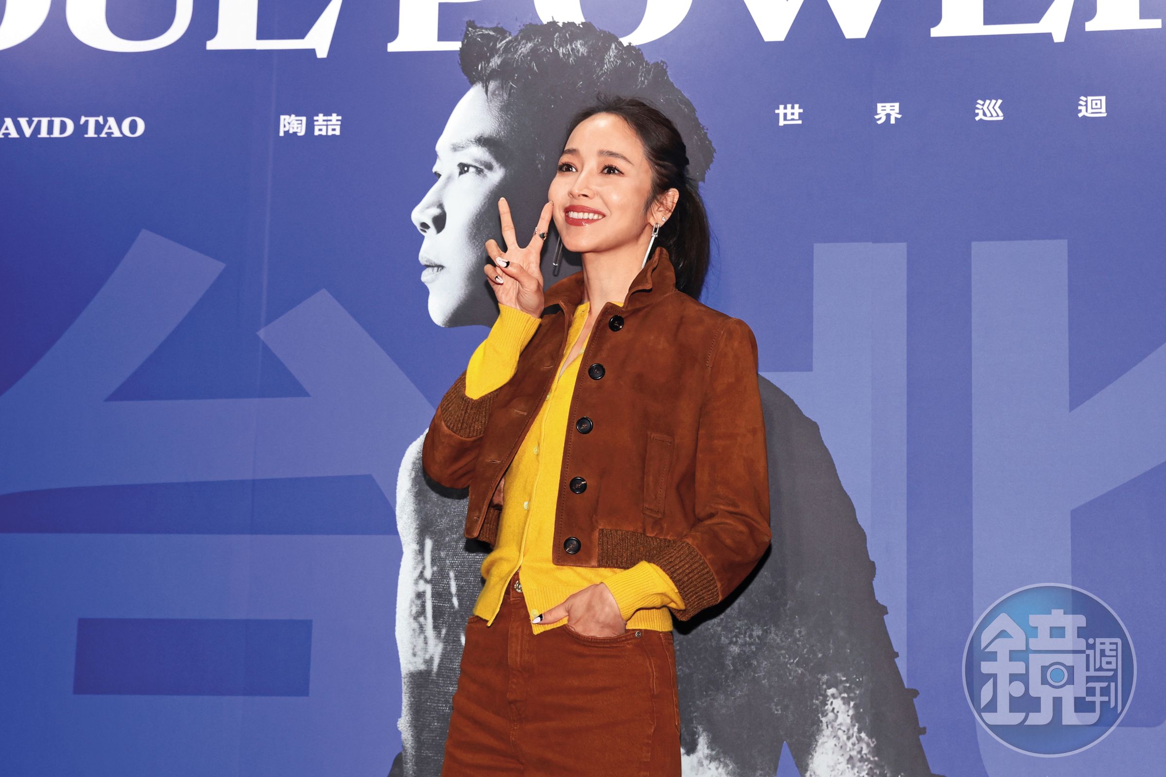 久未公開露面的侯佩岑，難得現身陶喆演唱會，雖然低調未受訪，但這凍齡美顏與纖細身材，就如自帶「斯芭賴」（英語Spotlight），讓人難以移開目光啊～嘶！