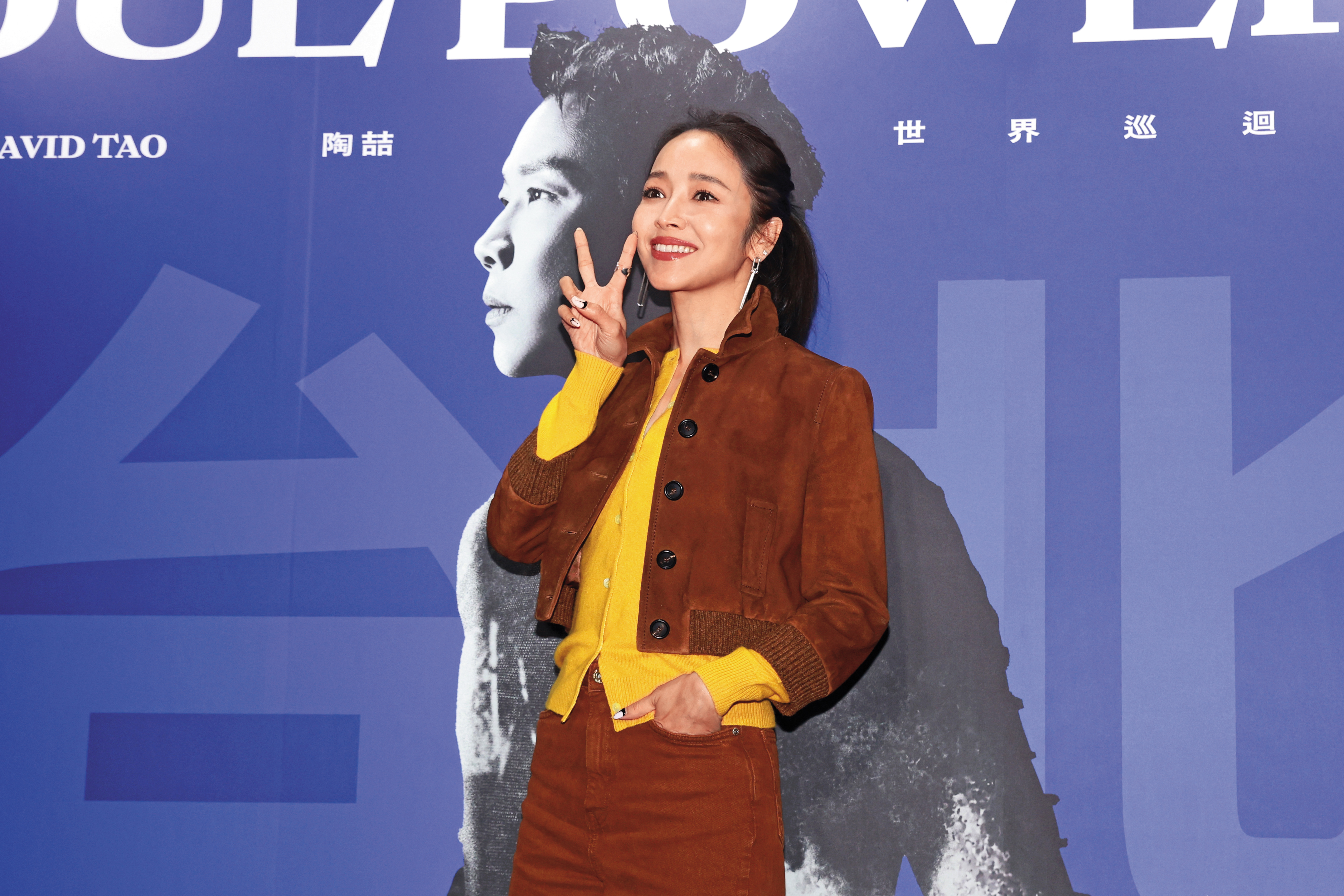 久未公開露面的侯佩岑，難得現身陶喆演唱會，雖然低調未受訪，但這凍齡美顏與纖細身材，就如自帶「斯芭賴」（英語Spotlight），讓人難以移開目光啊～嘶！