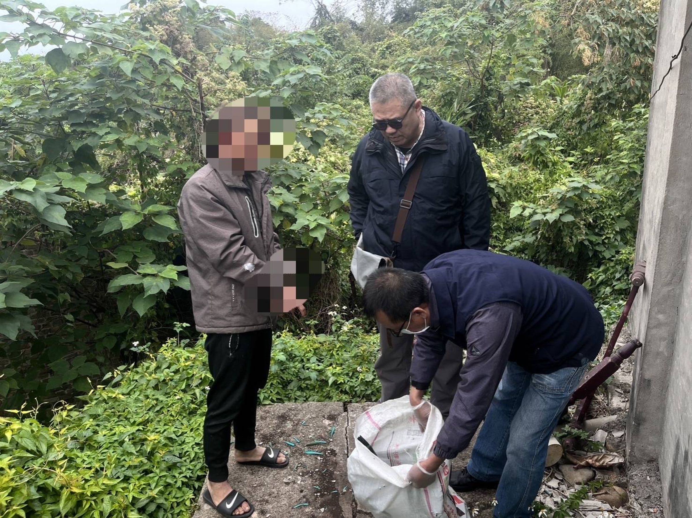 鐵警日前至苗栗山區當場逮捕胡男等3人,查獲電纜線等贓物。(翻攝畫面)