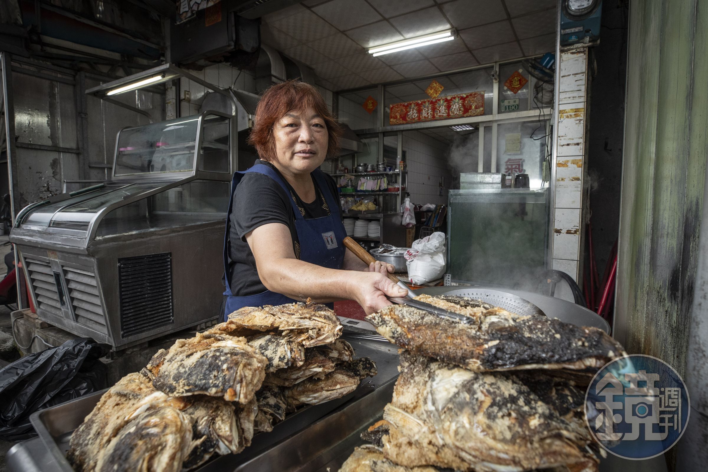 佳香餐飲部以大臉盆砂鍋魚頭闖出名號，開業近30年，老闆娘江明苓仍站第一線發號施令。